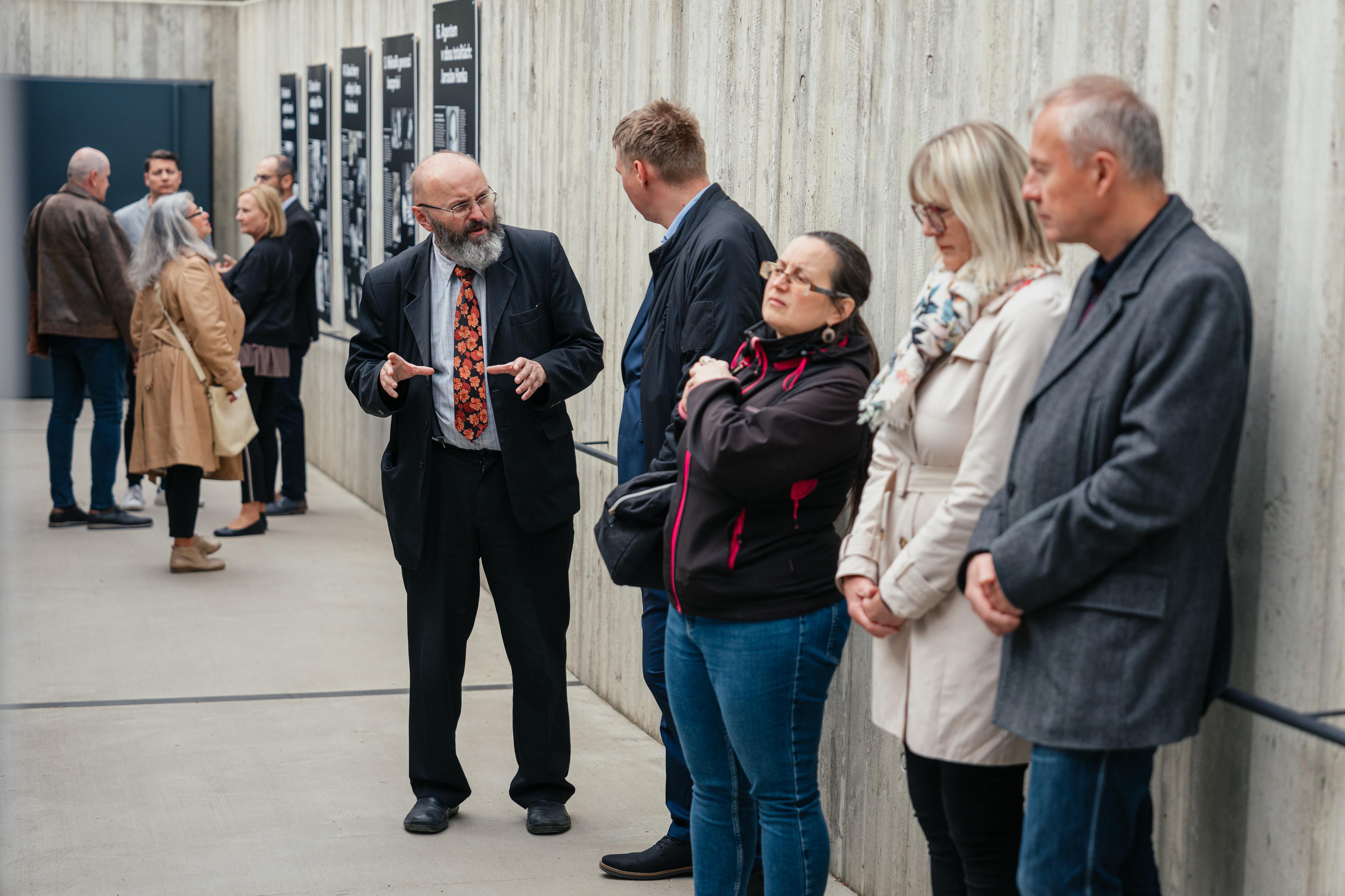 Vernisáž výstavy Když se šklebí smrt