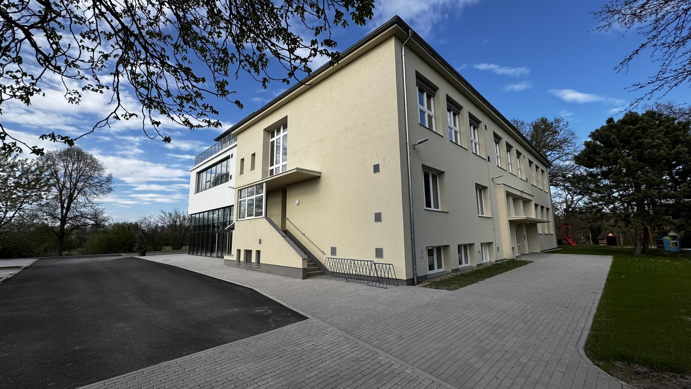 ZŠ a MŠ Hradec Králové, Lhotecká foto 2