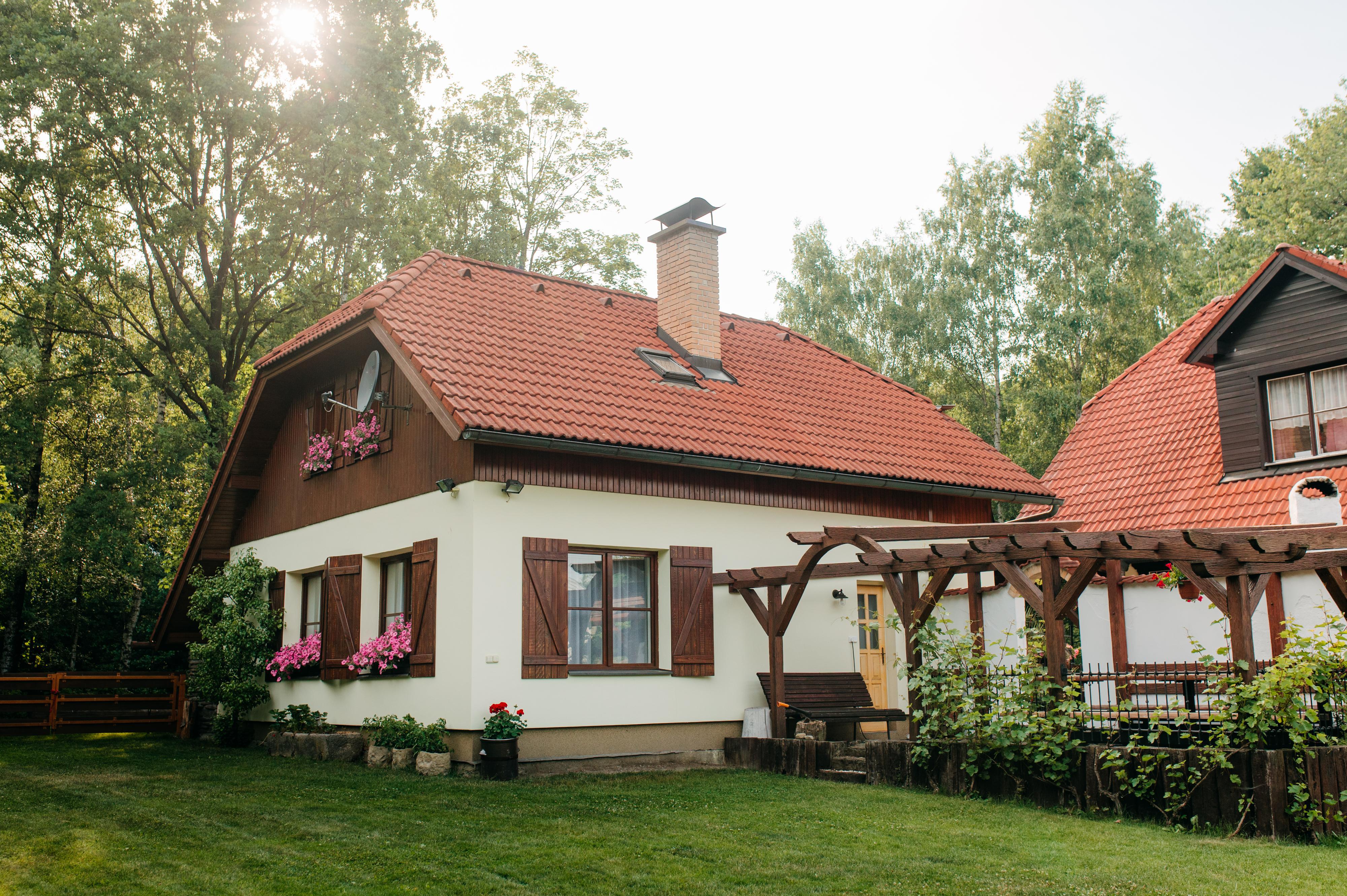 Chaloupka u řeky