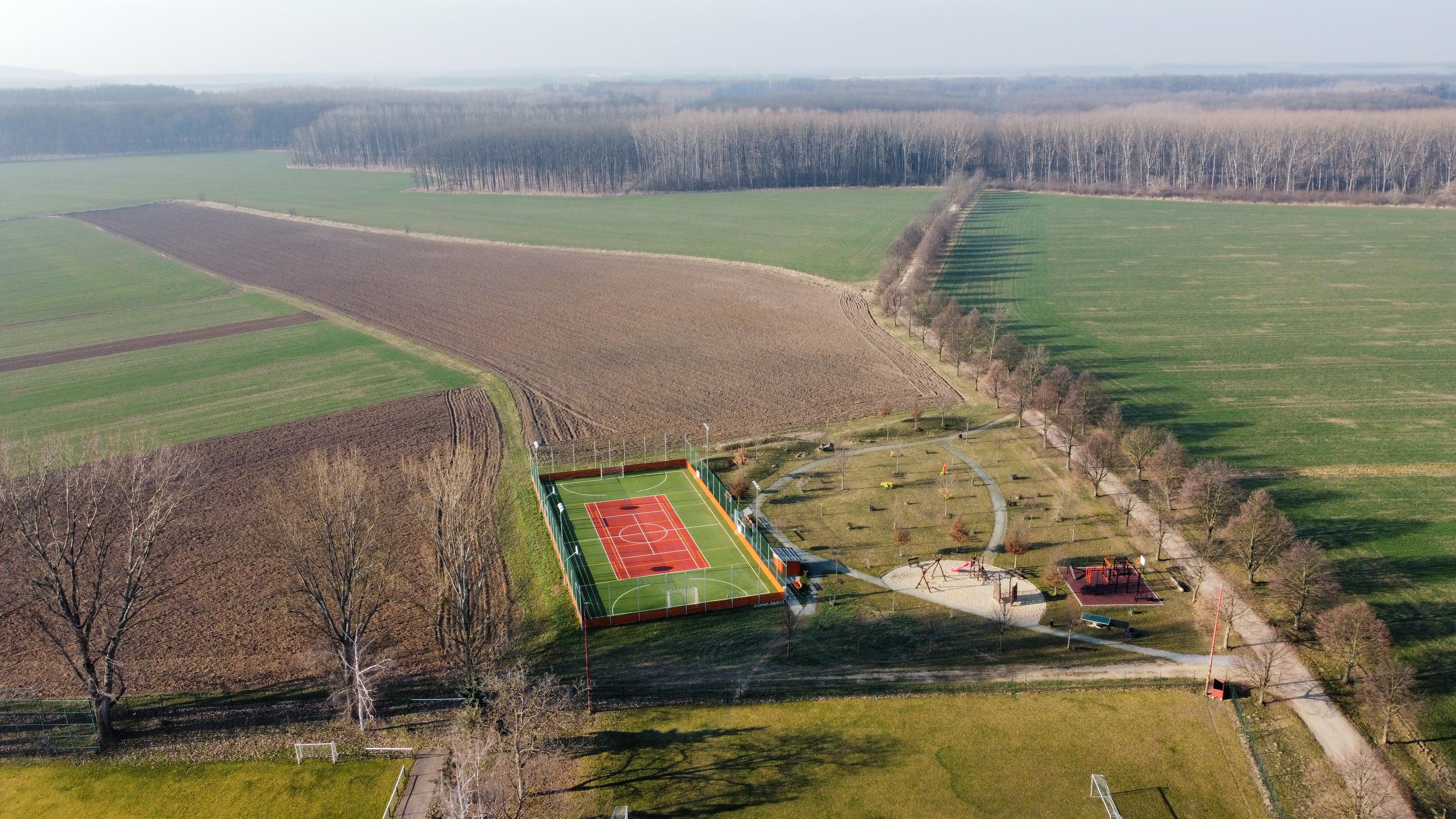 Obecní hřiště Nosislav foto 3