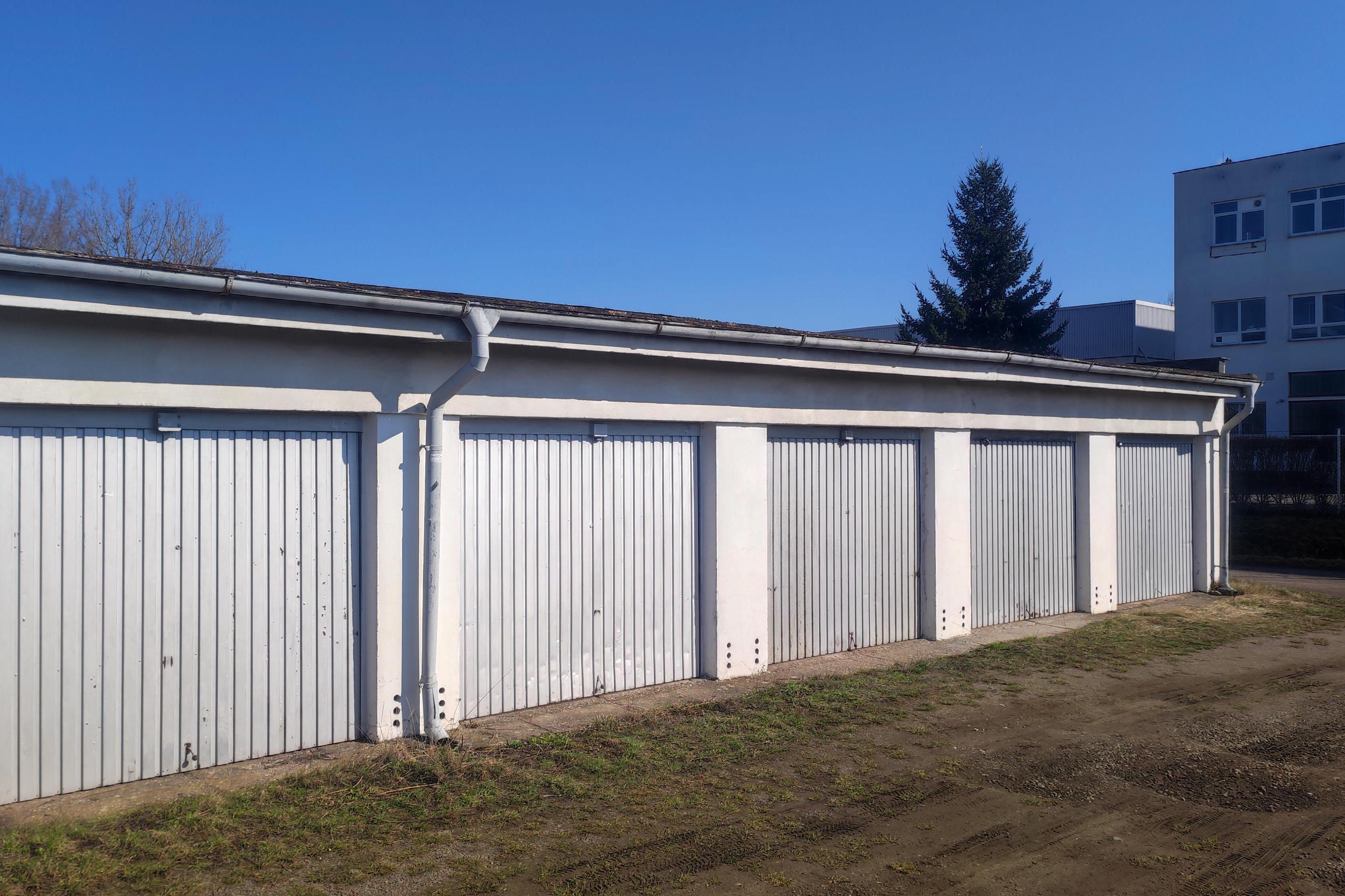 Řadová garáž v Hradci Král. - Pouchov ( U Mostku)