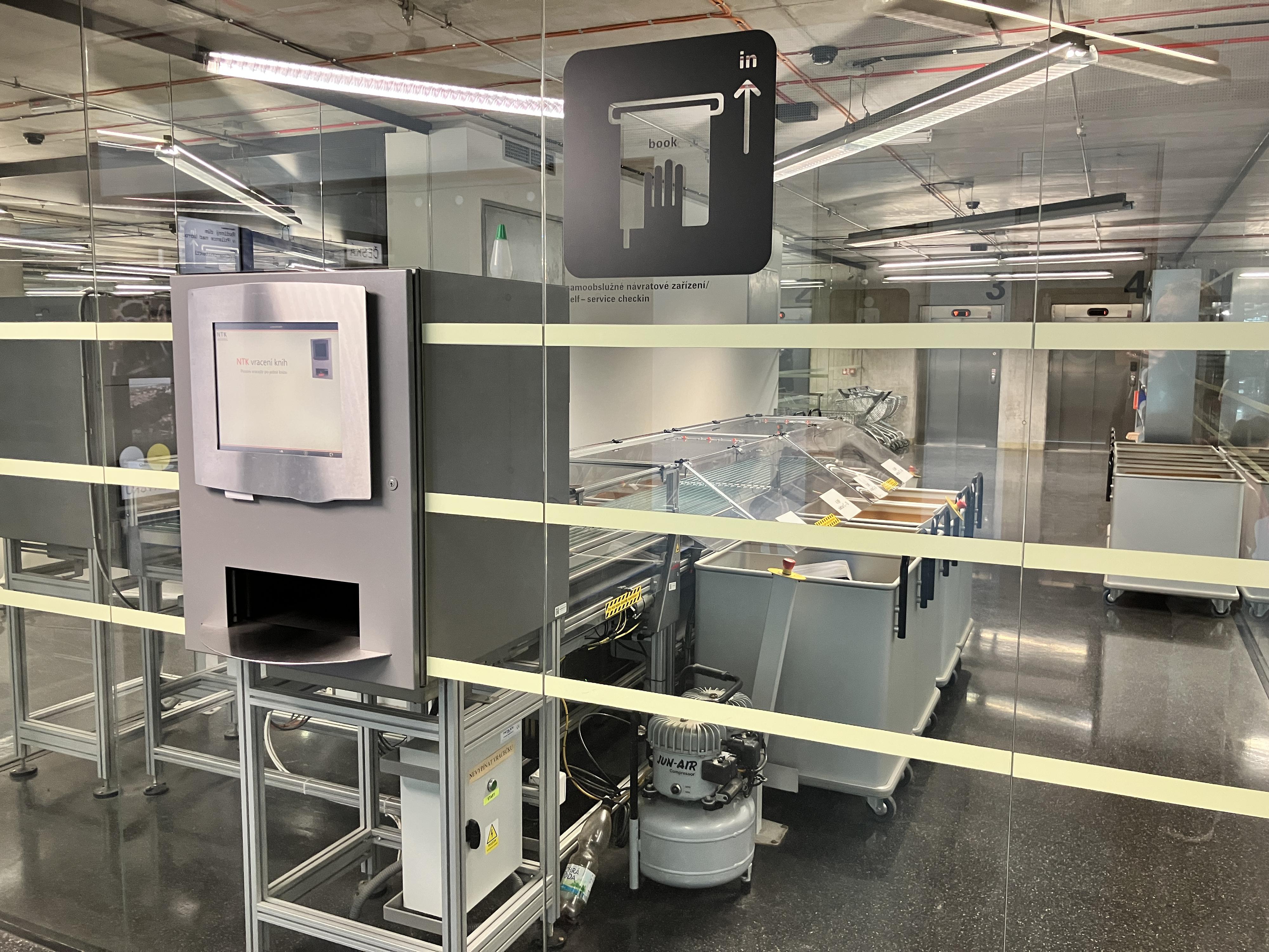 Ústřední knihovna Vysoké školy chemicko-technologické v Praze foto 5