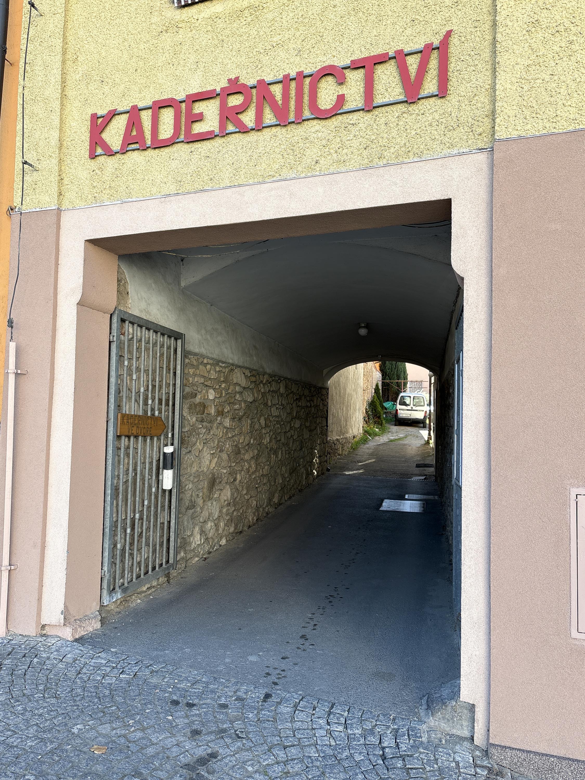 Kadeřnictví ve dvoře foto 2