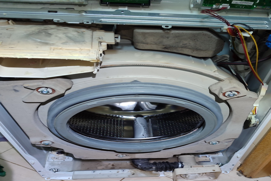 Teče z pračky voda nebo kape zespodu?