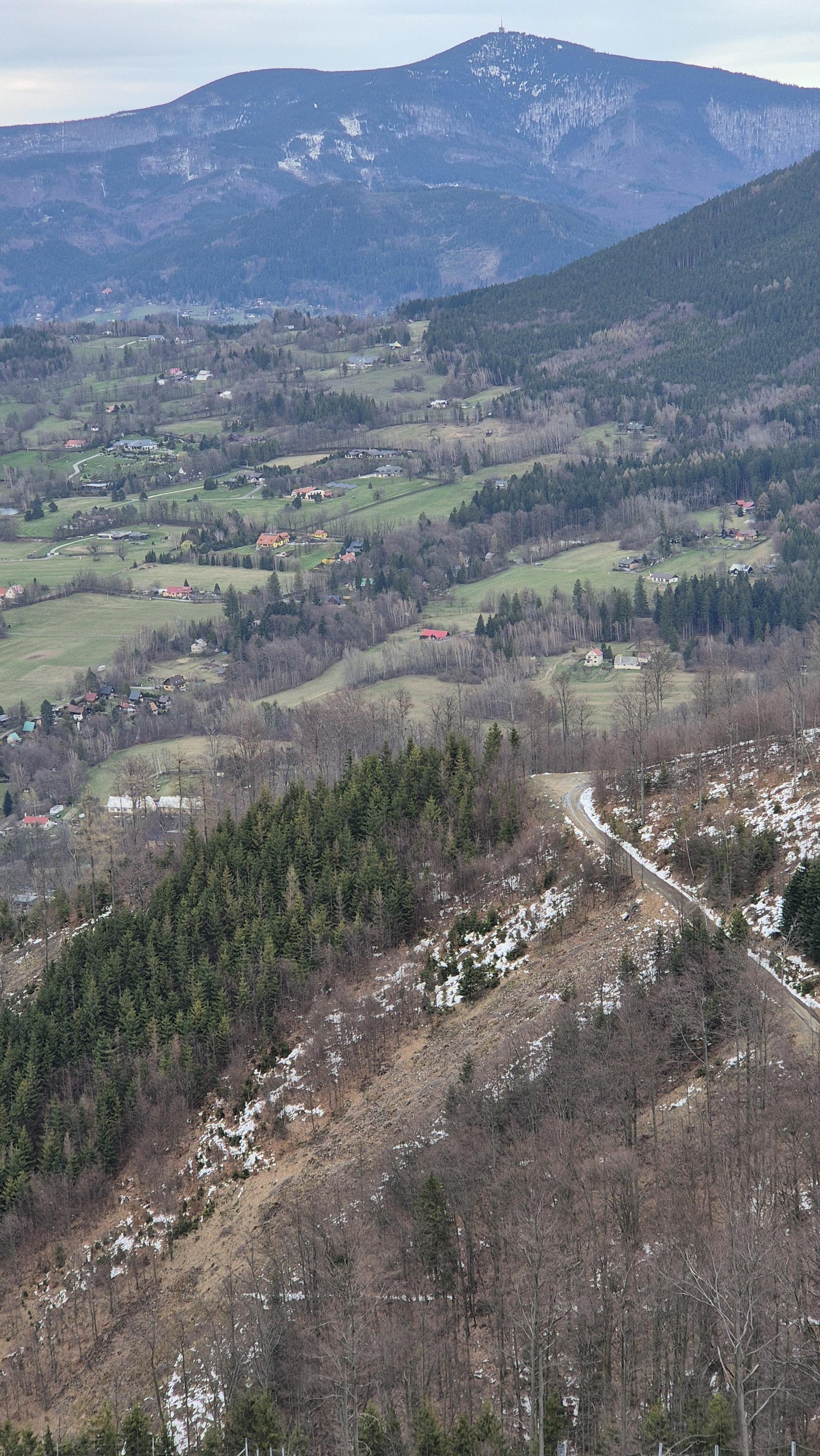 Chata s červenou střechou foto 2
