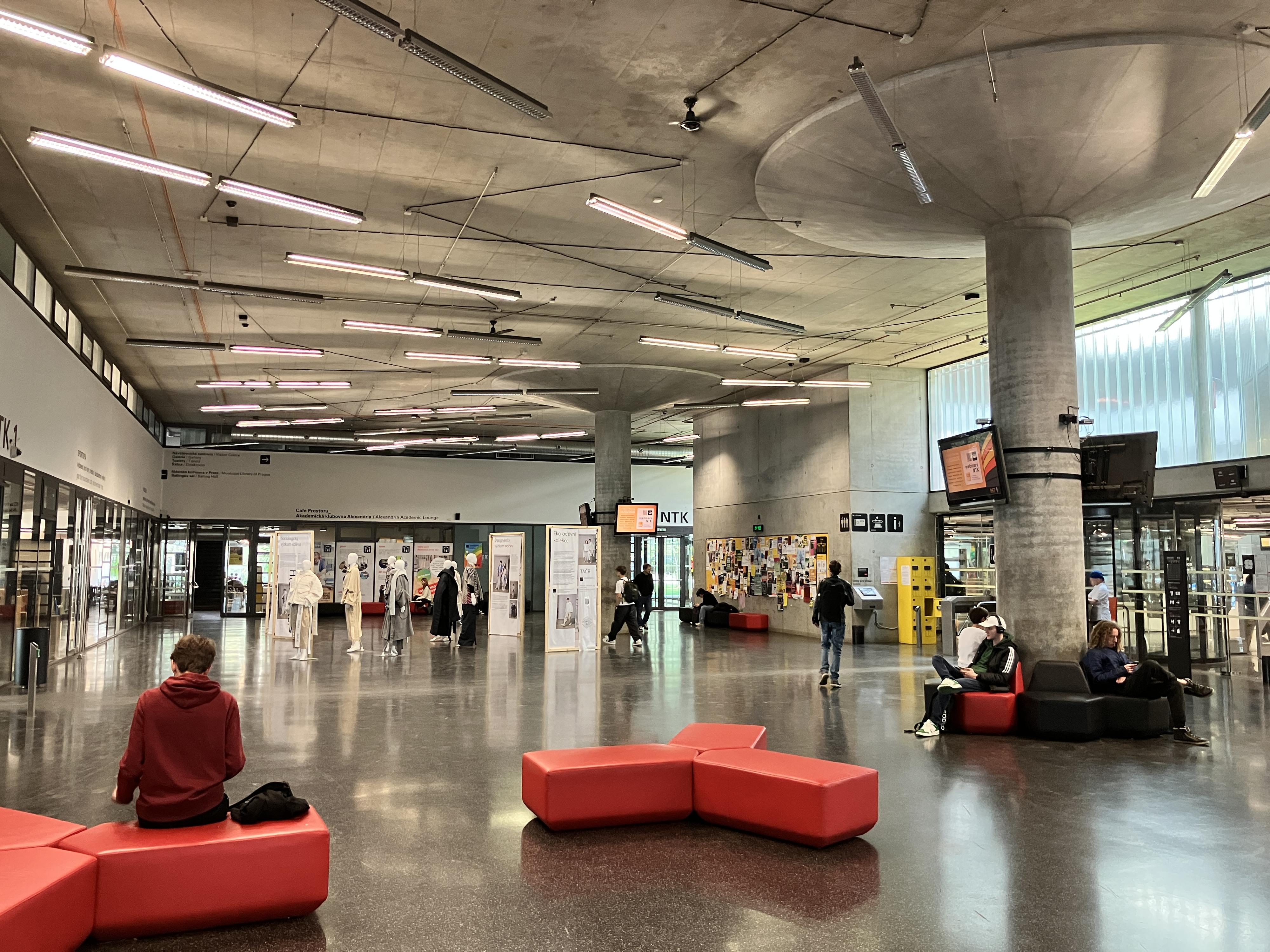 Ústřední knihovna Vysoké školy chemicko-technologické v Praze foto 3