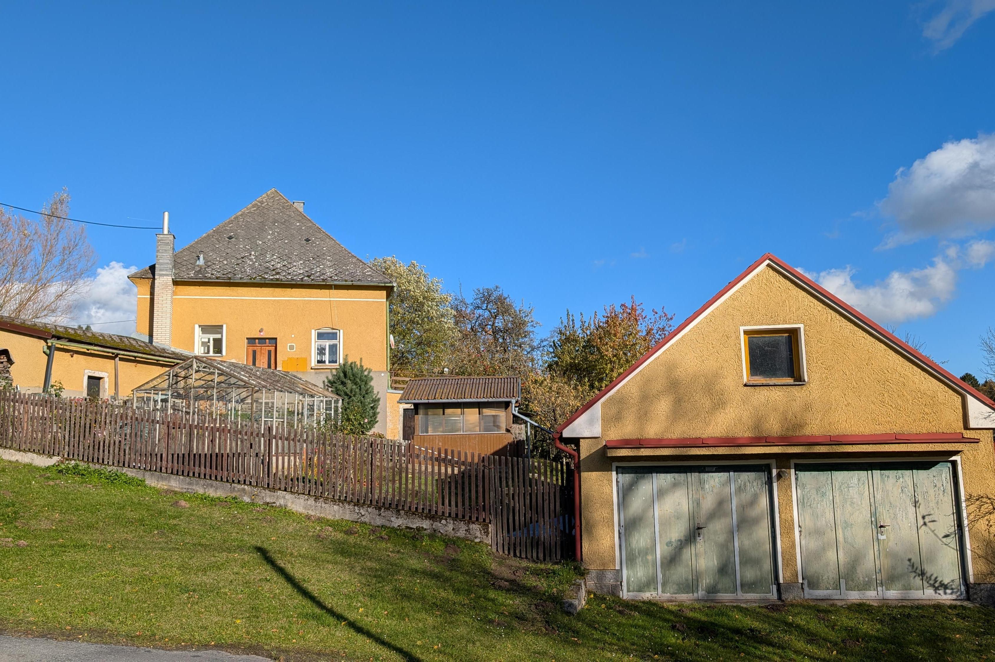 RODINNÝ DŮM SE ZAHRADOU V OBCI LUKOVIŠTĚ U KOLINCE