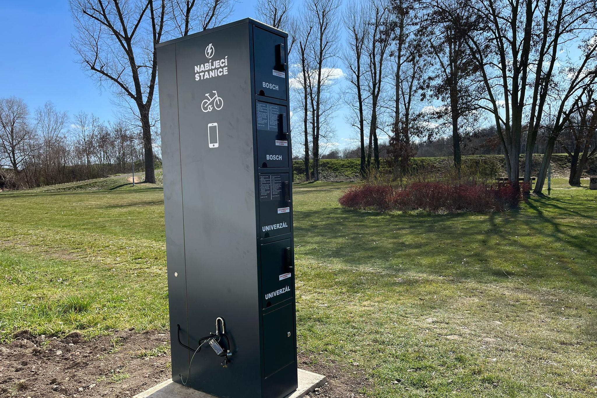Nabíjecí stanice pro elektrokola a moiblní zařízení foto 1