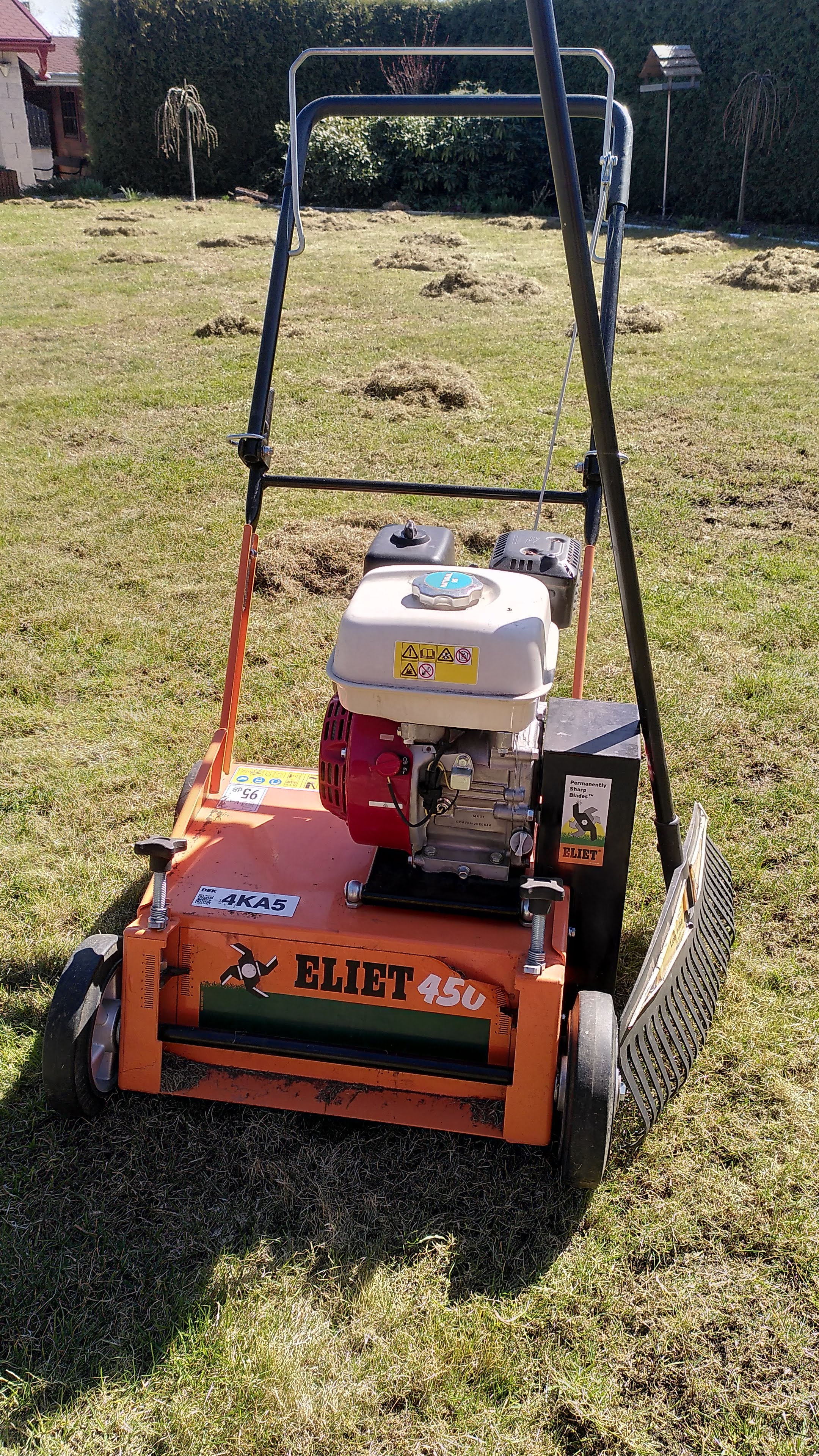 Vertikutace trávníku: all inclusive