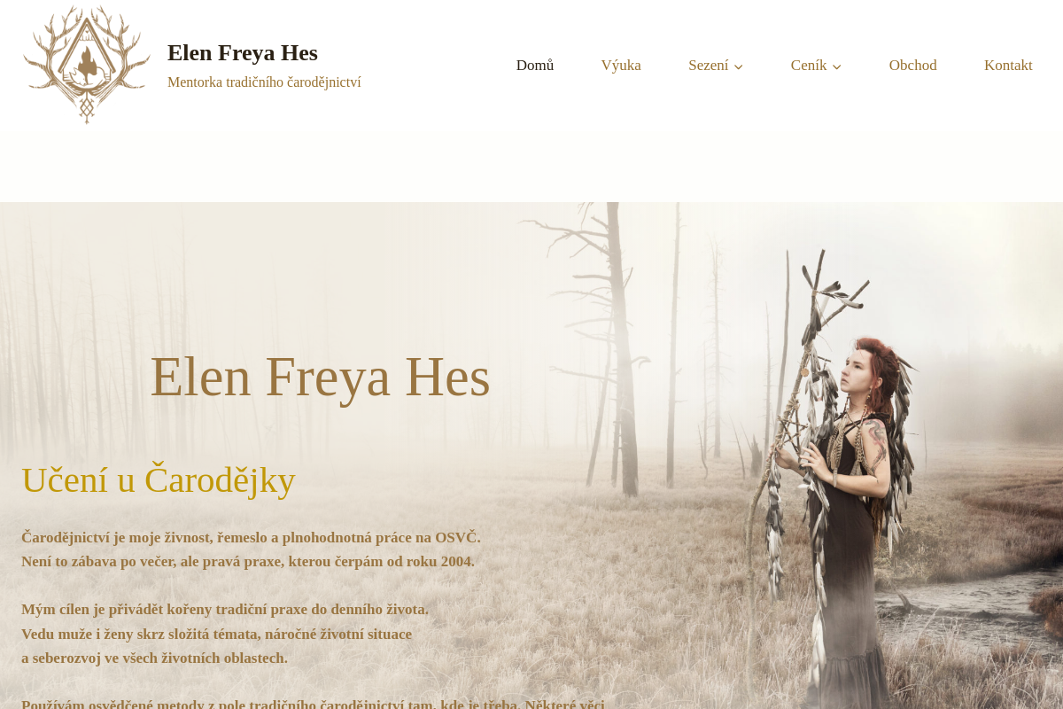 Mentorka tradičního čarodějnictví u památného kamene