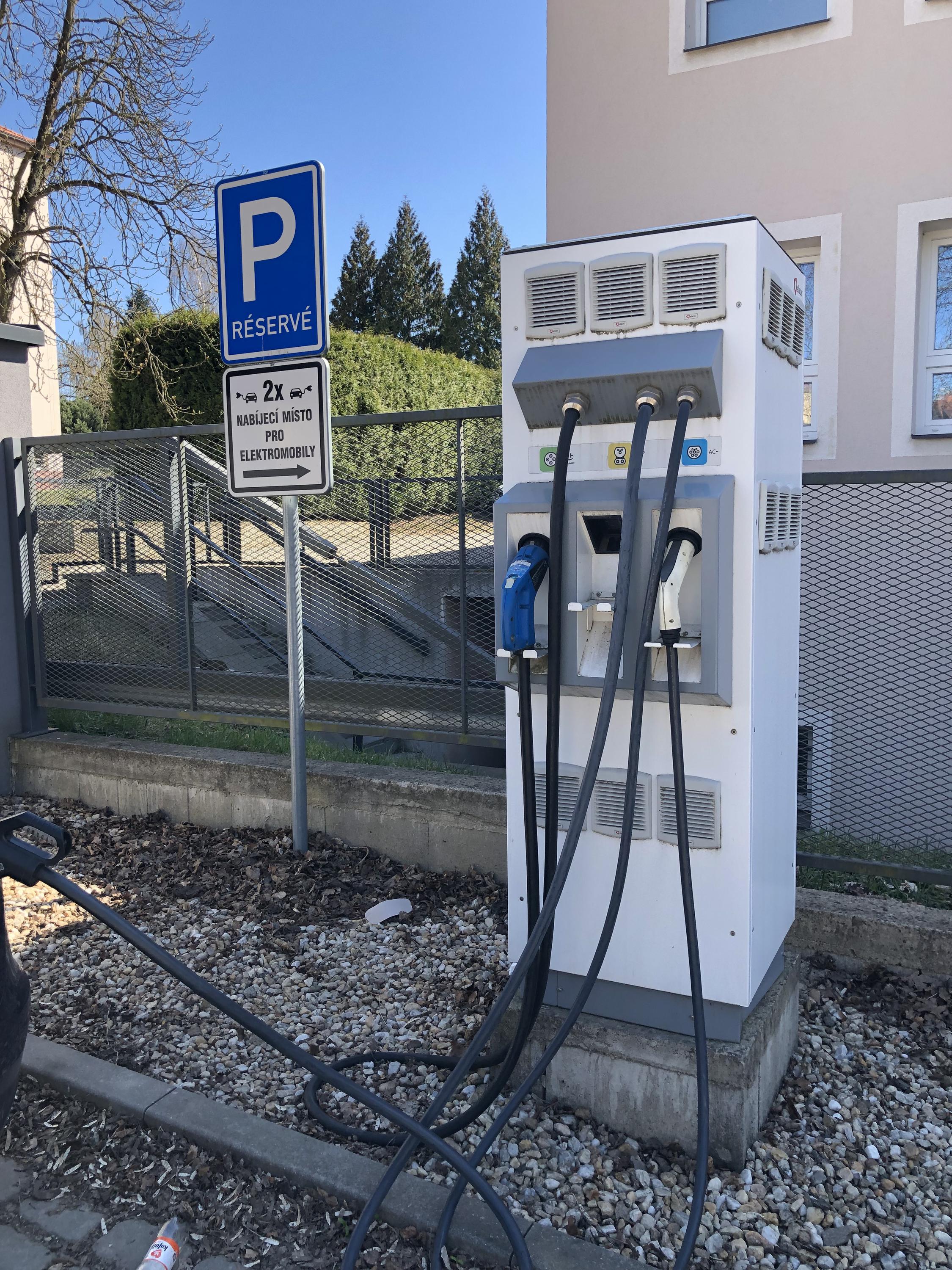 Střední zdravotnická škola, Tábor - Nabíjecí stanice foto 2