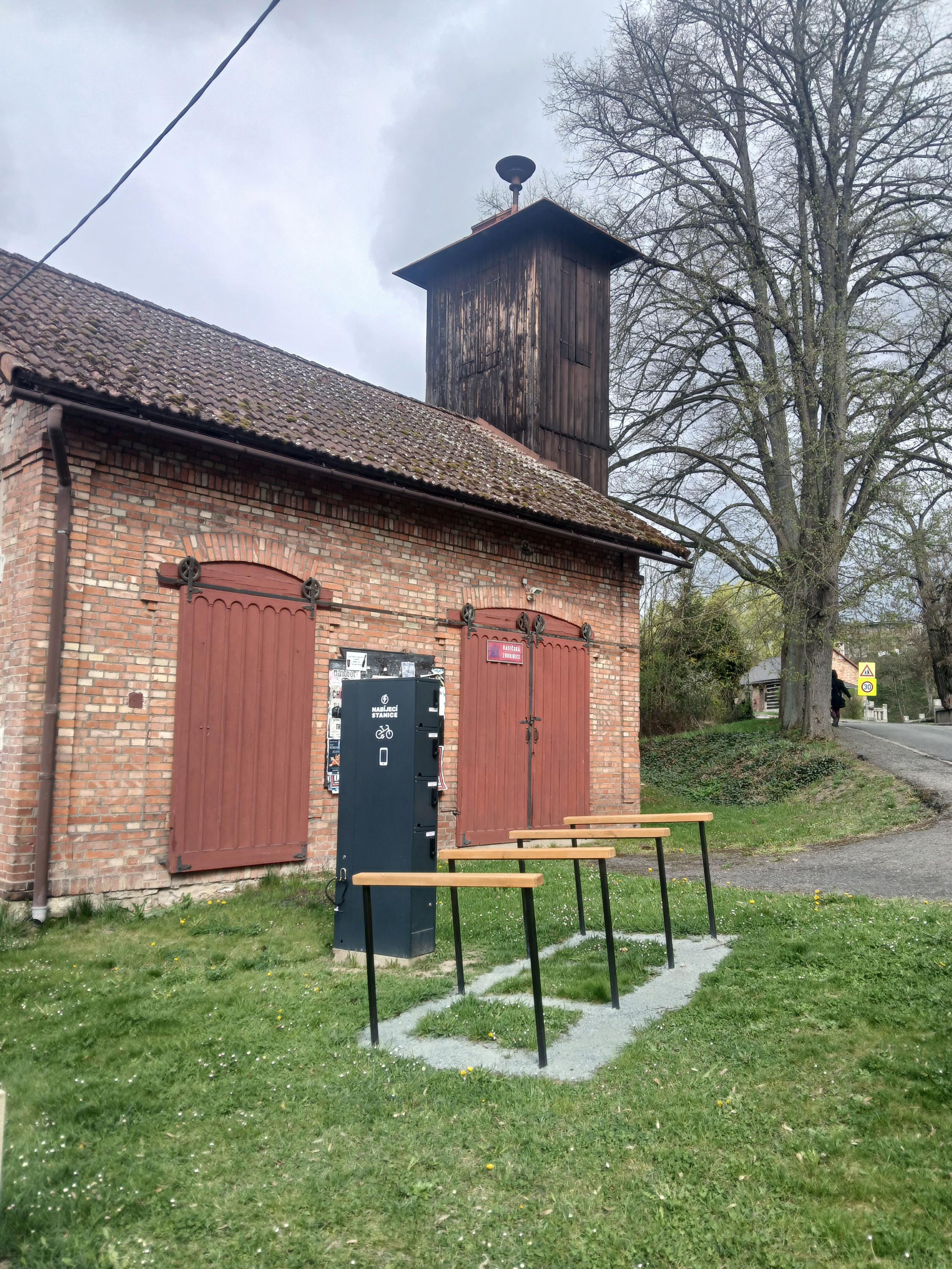 Nabíjecí stanice pro elektrokola a mobilní zařízení foto 2