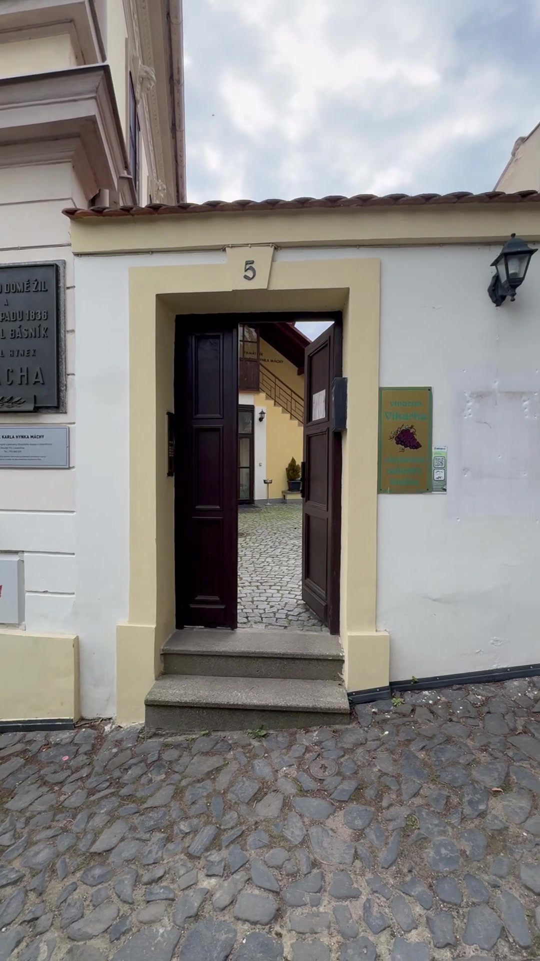 Apartmán Vikárka - dům Karla Hynka Máchy foto 2 (náhled videa)