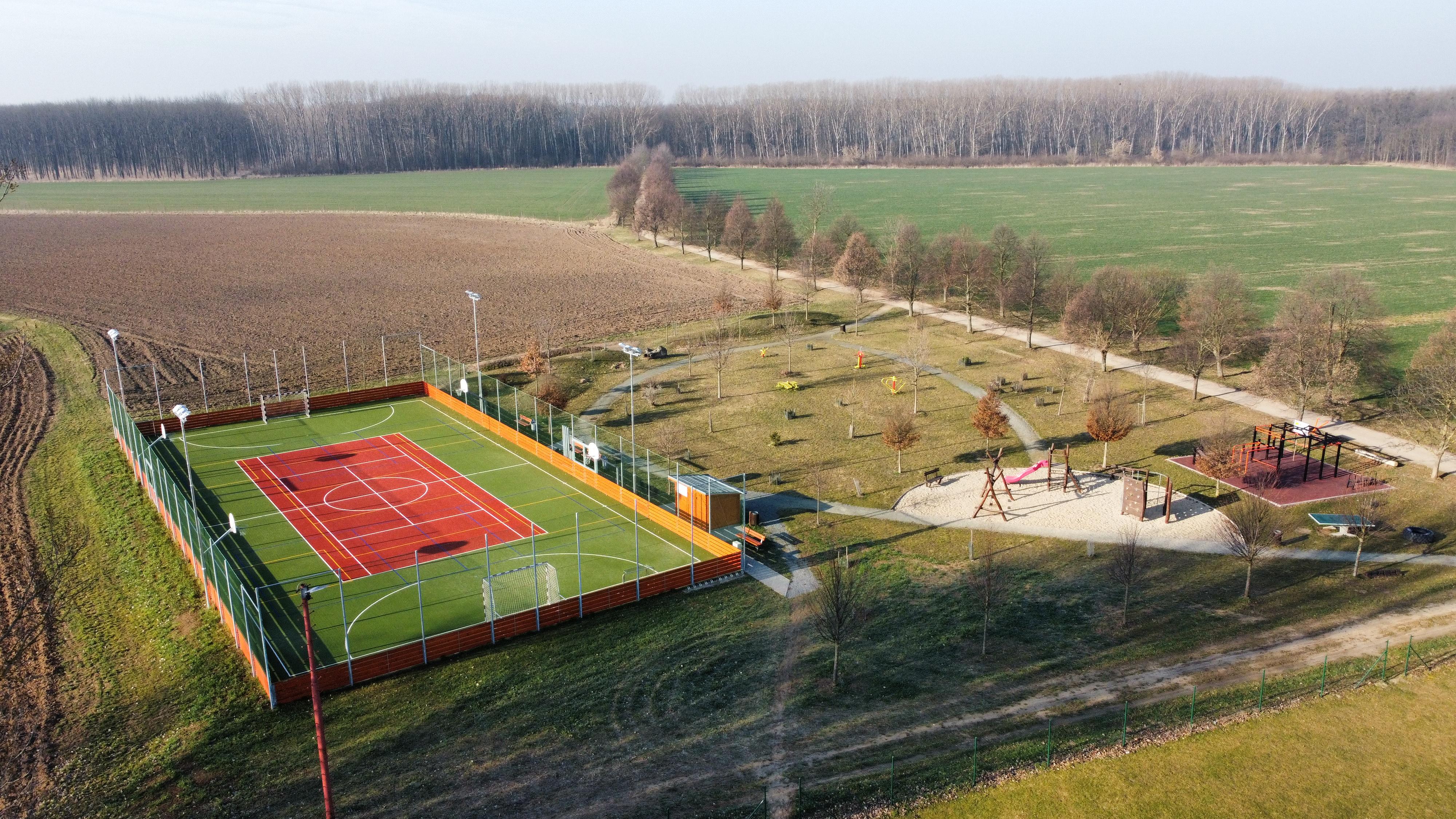 Obecní hřiště Nosislav foto 4
