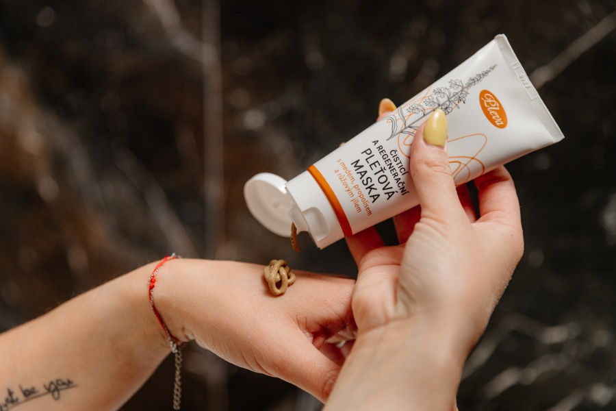 NOVINKA Čisticí a regenerační pleťová maska