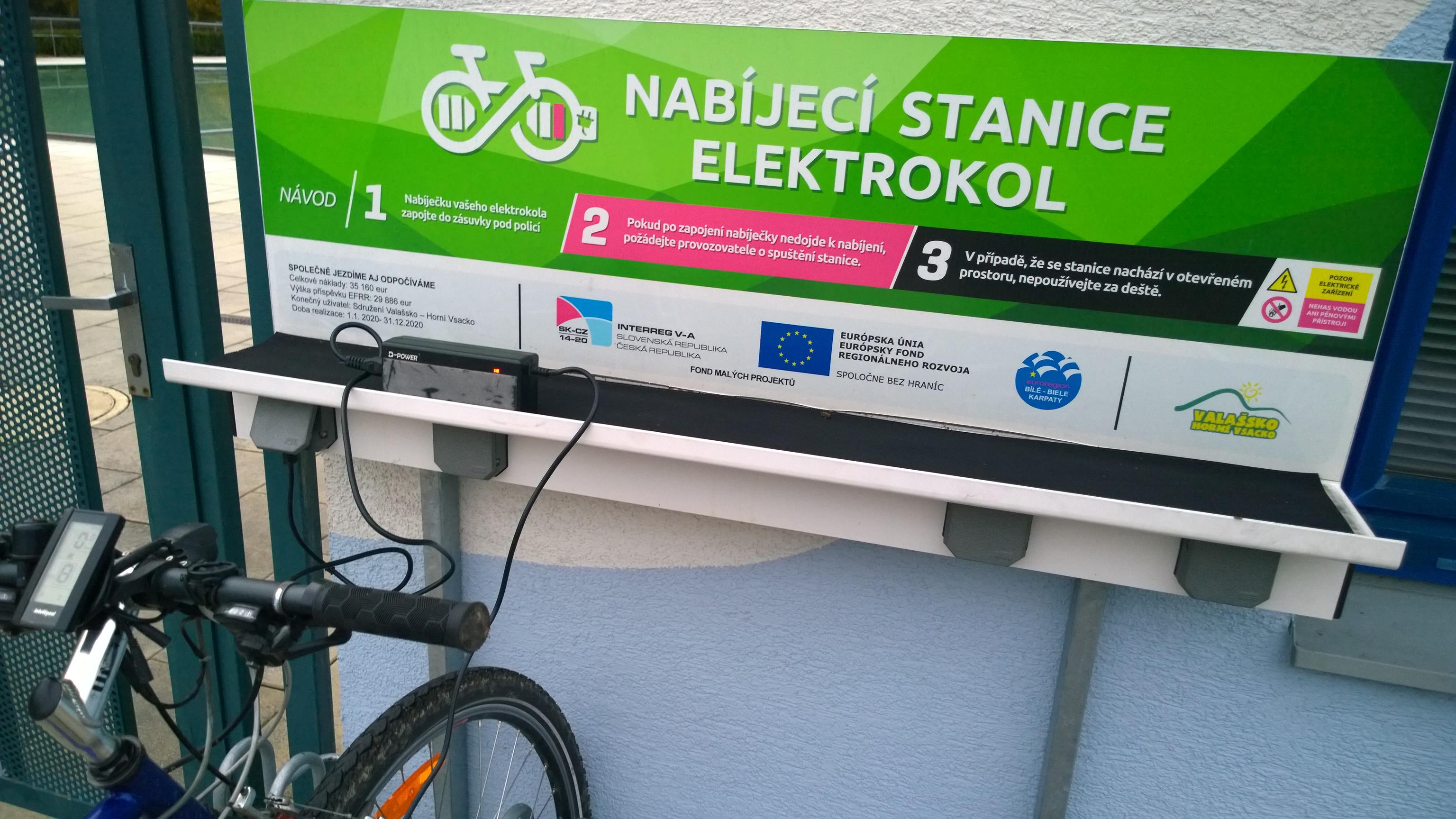 Dobíjecí stanice pro elektrokola Koupaliště Velké Karlovice foto 1