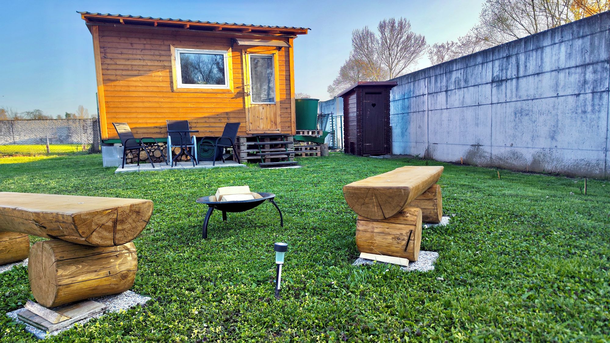 Tiny house by the river foto 1