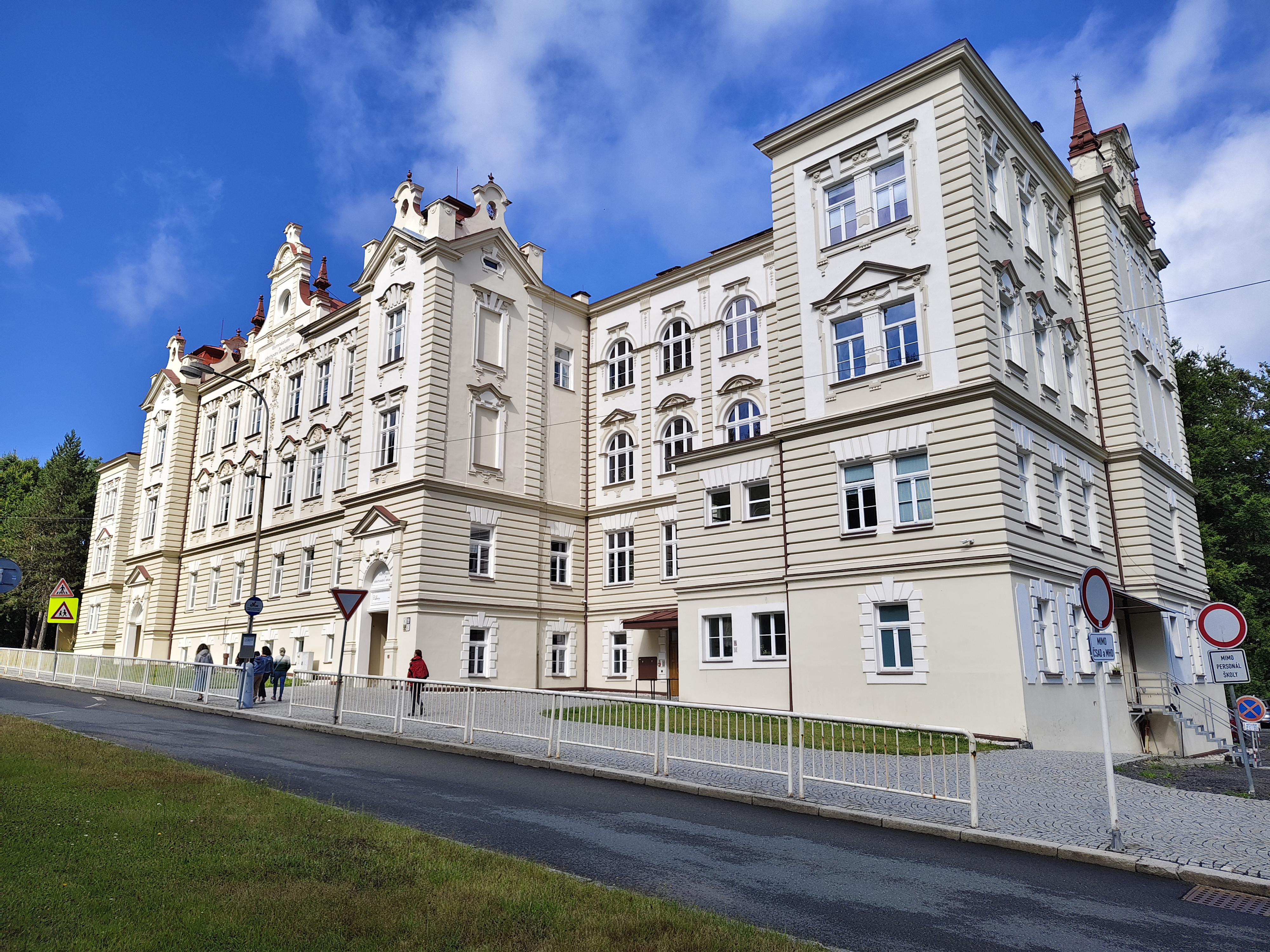Gymnázium a obchodní akademie Mariánské Lázně foto 2