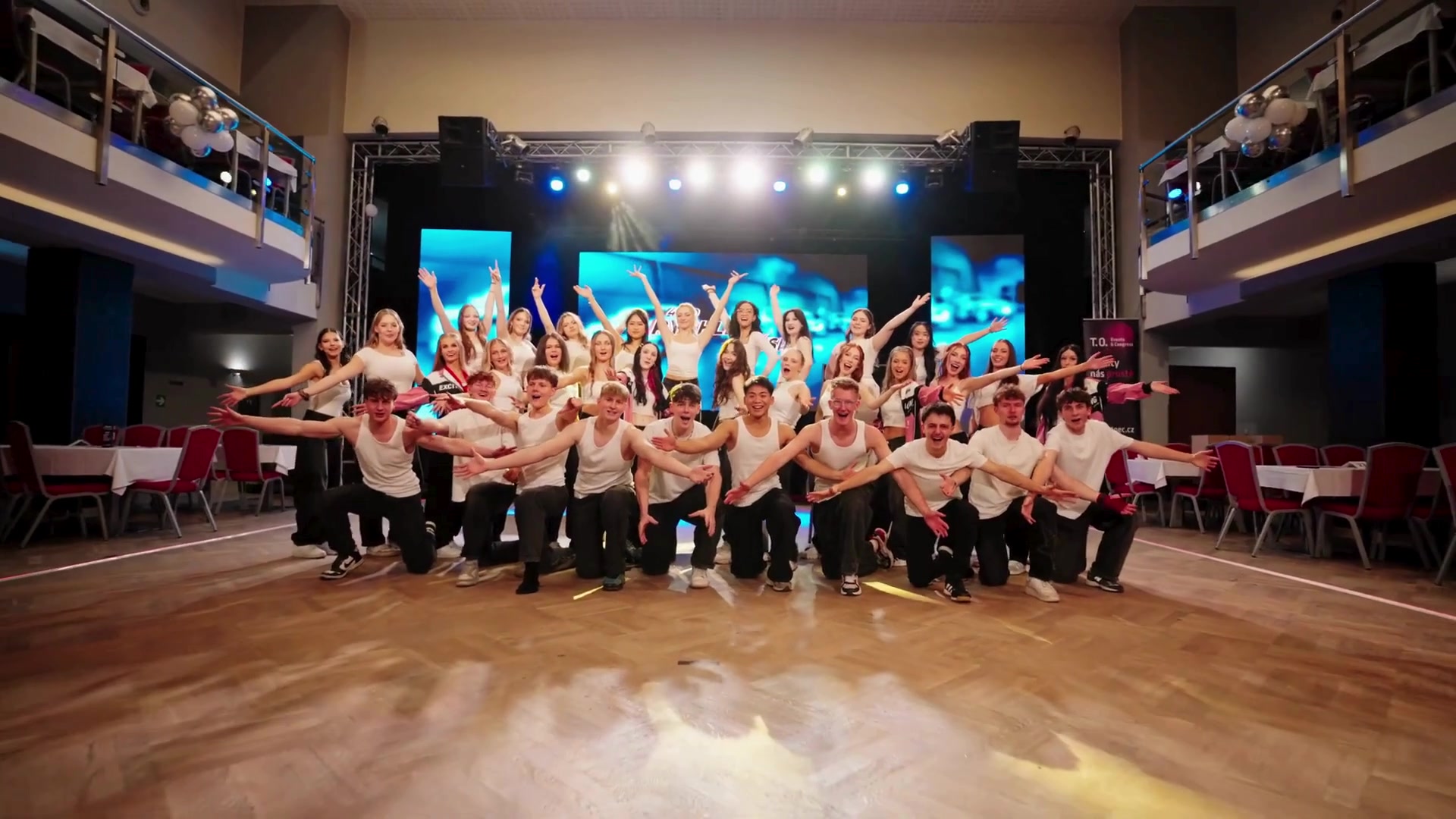 OFF STAGE foto 2 (náhled videa)
