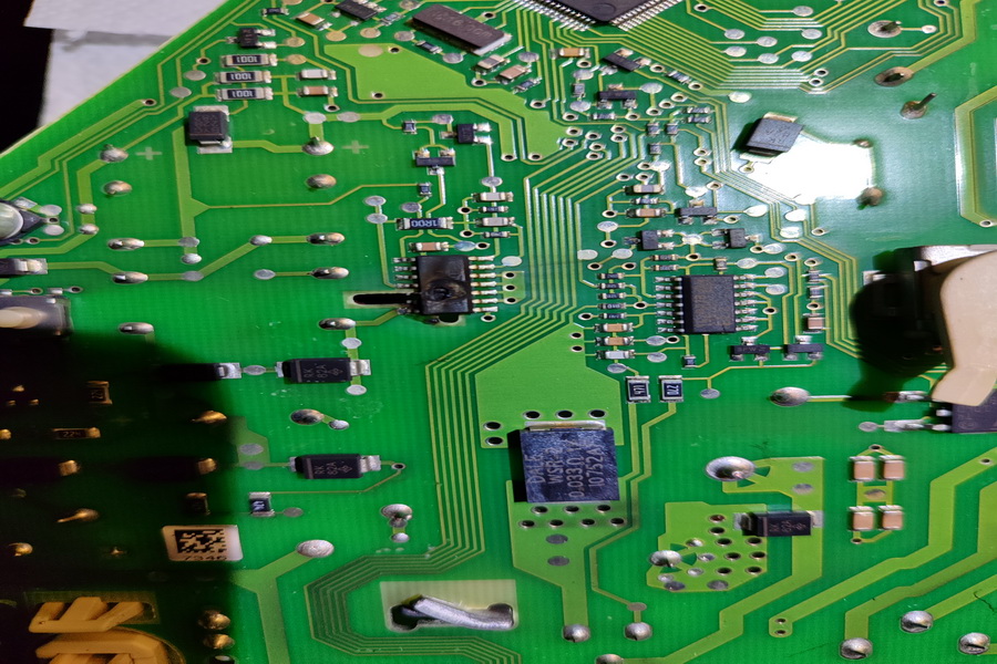 Pračka se vůbec nezapne? Nereaguje?