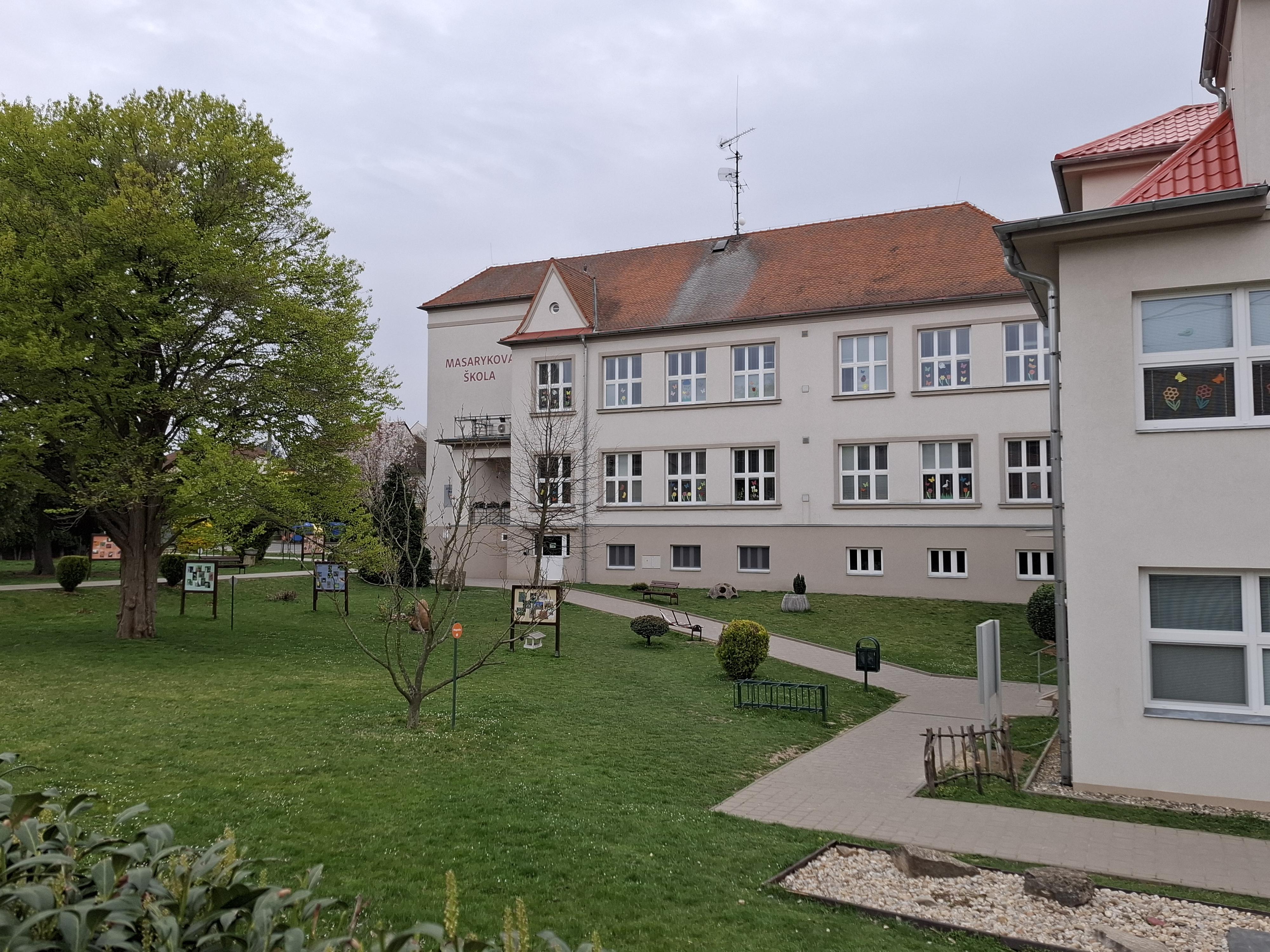 ZŠ T.G. Masaryka, Uherské Hradiště, 1. Máje foto 3