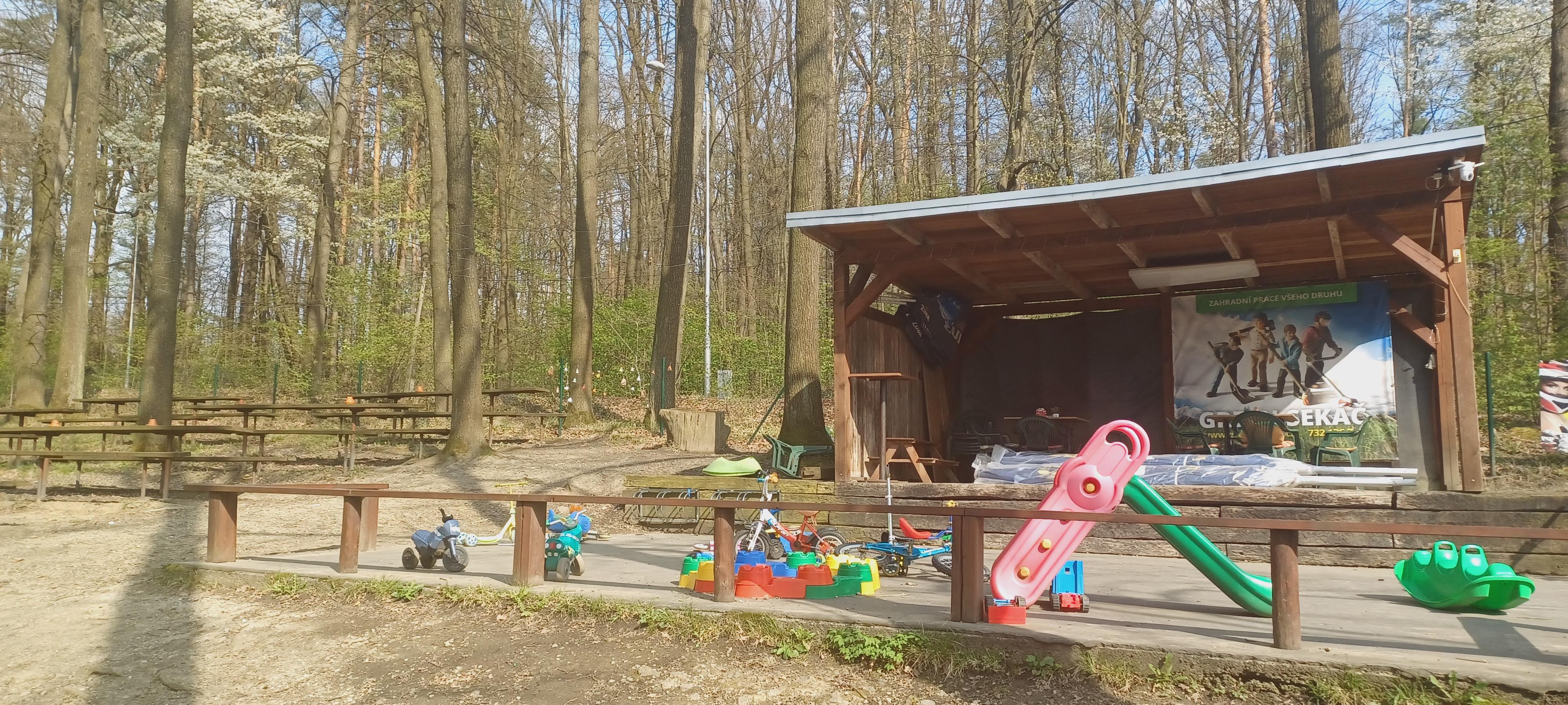 Pařezový háj - osvěžovna u pařezu foto 5