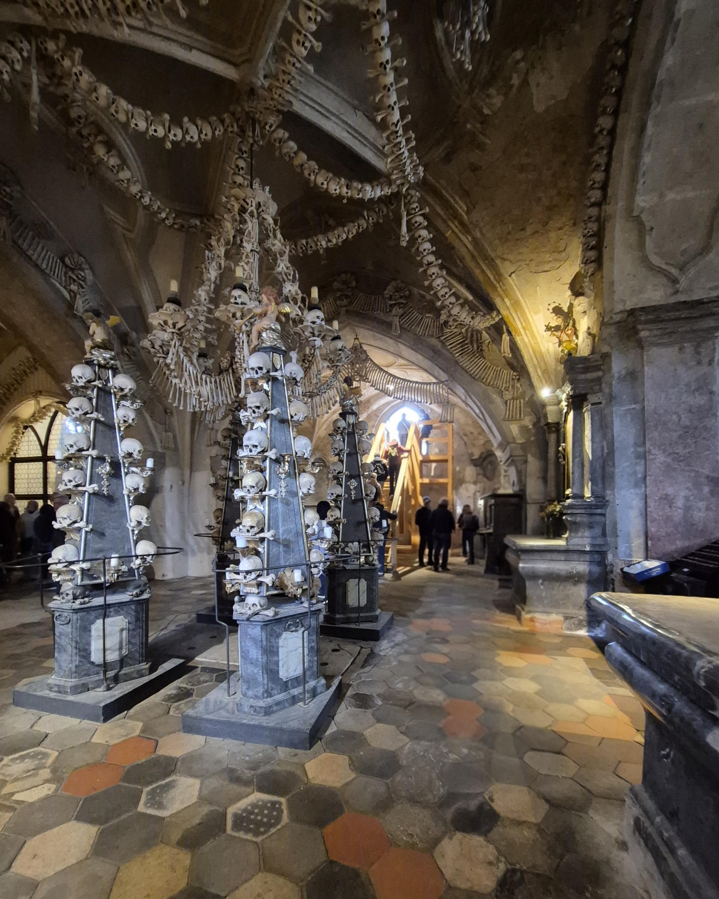 Kostel Všech svatých s kostnicí foto 4