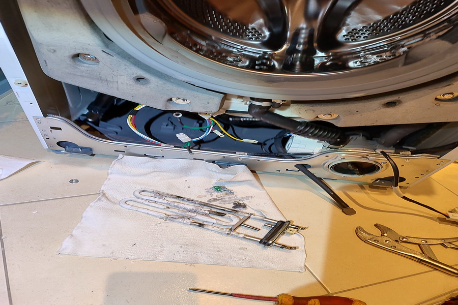 Pračka netopí, špatně pere nebo hlásí chybu?