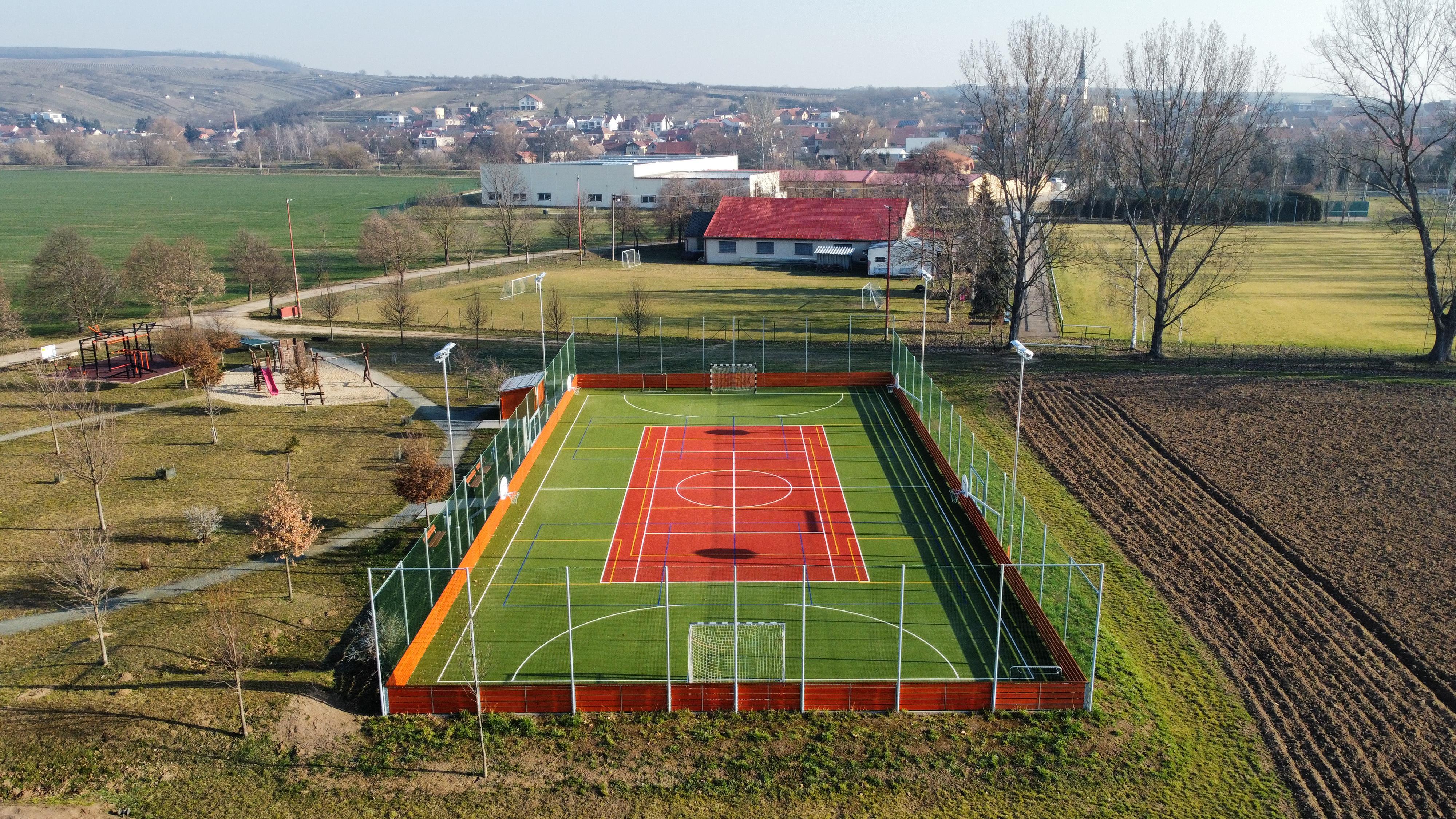 Obecní hřiště Nosislav foto 6