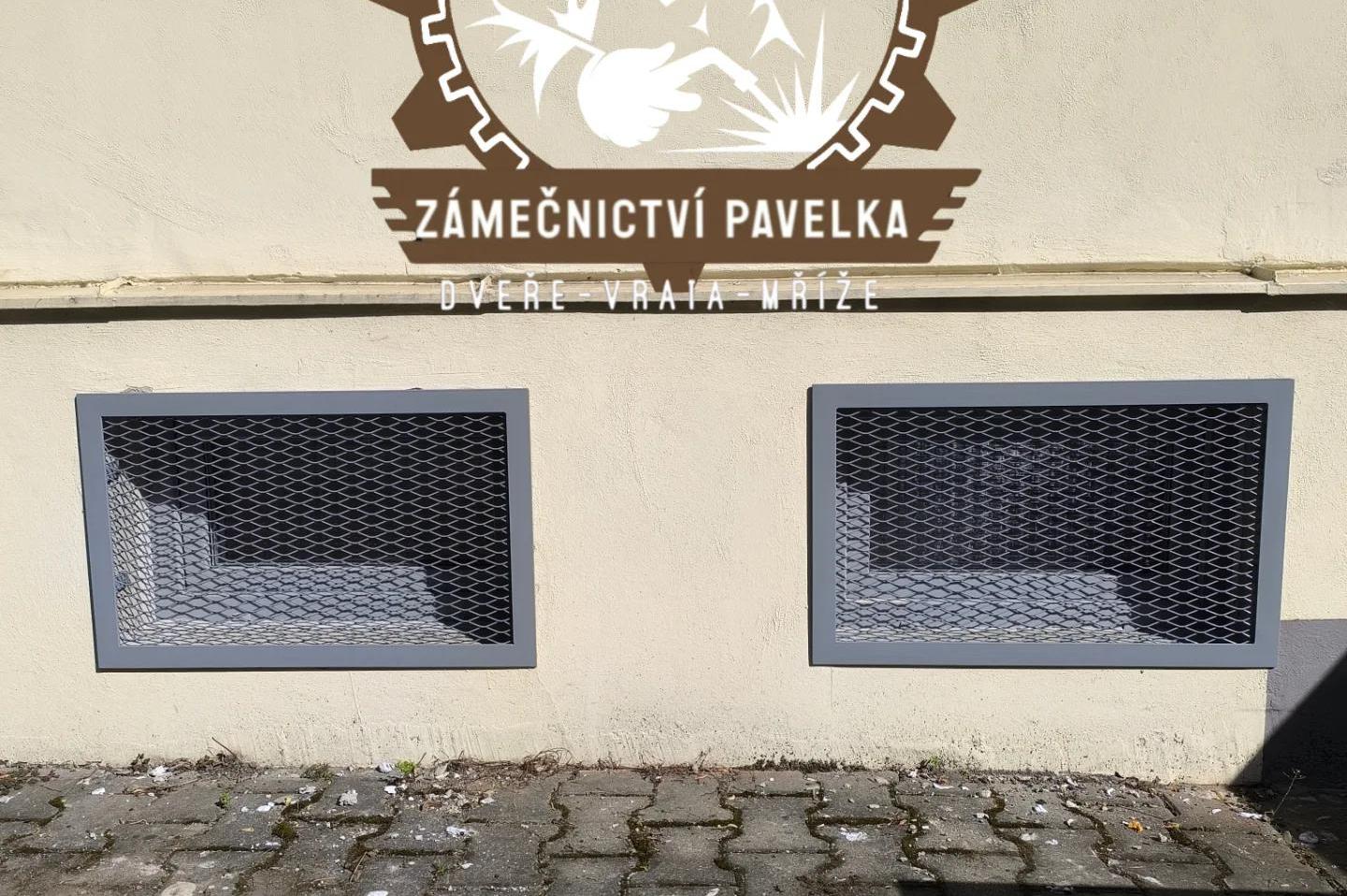 Okýnka výplň tahokov. Na sklepní okna.