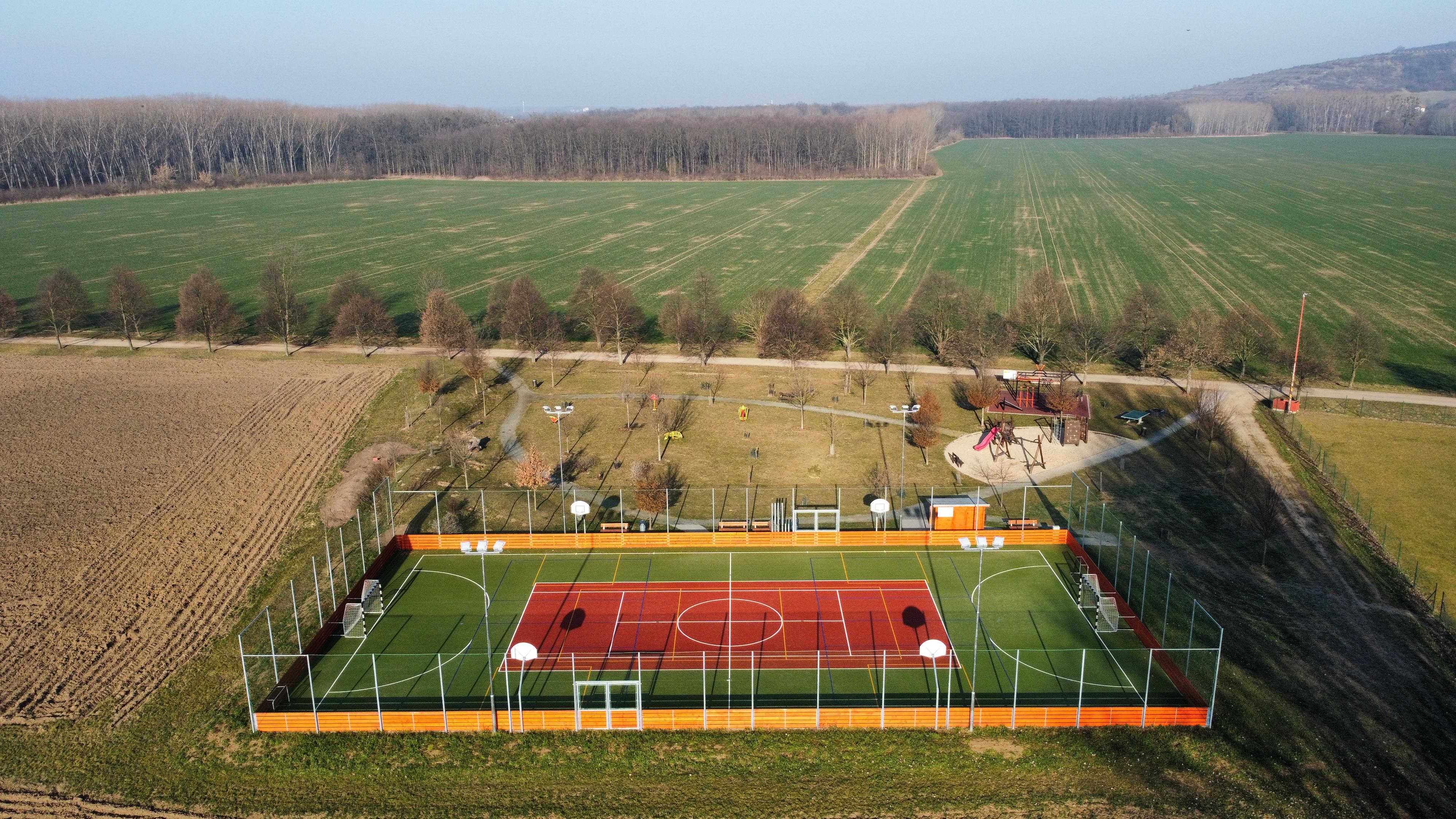 Obecní hřiště Nosislav foto 3