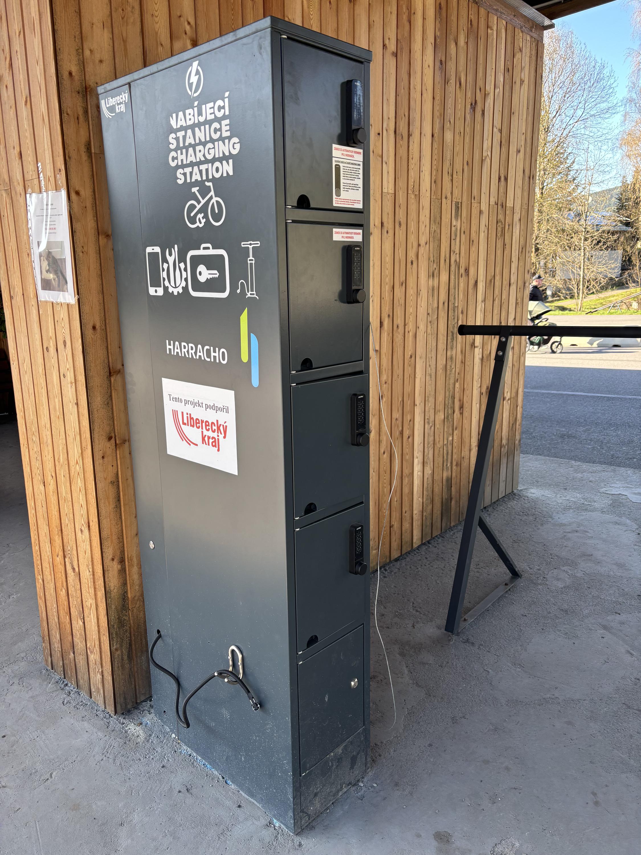 Nabíjecí stanice pro elektrokola a mobilní zařízení foto 2