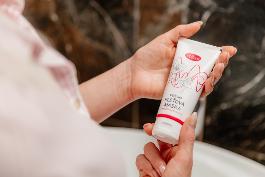 NOVINKA Výživná pleťová maska se včelími produkty