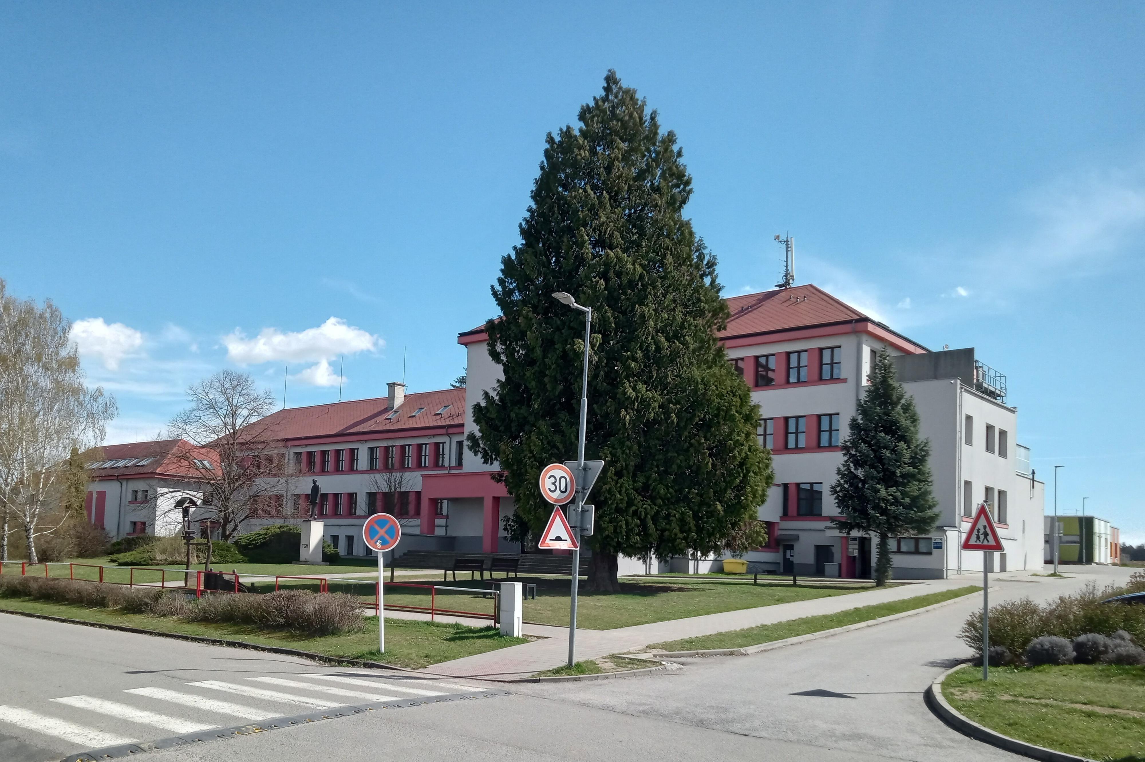 ZŠ a MŠ Nechanice, Školská foto 2