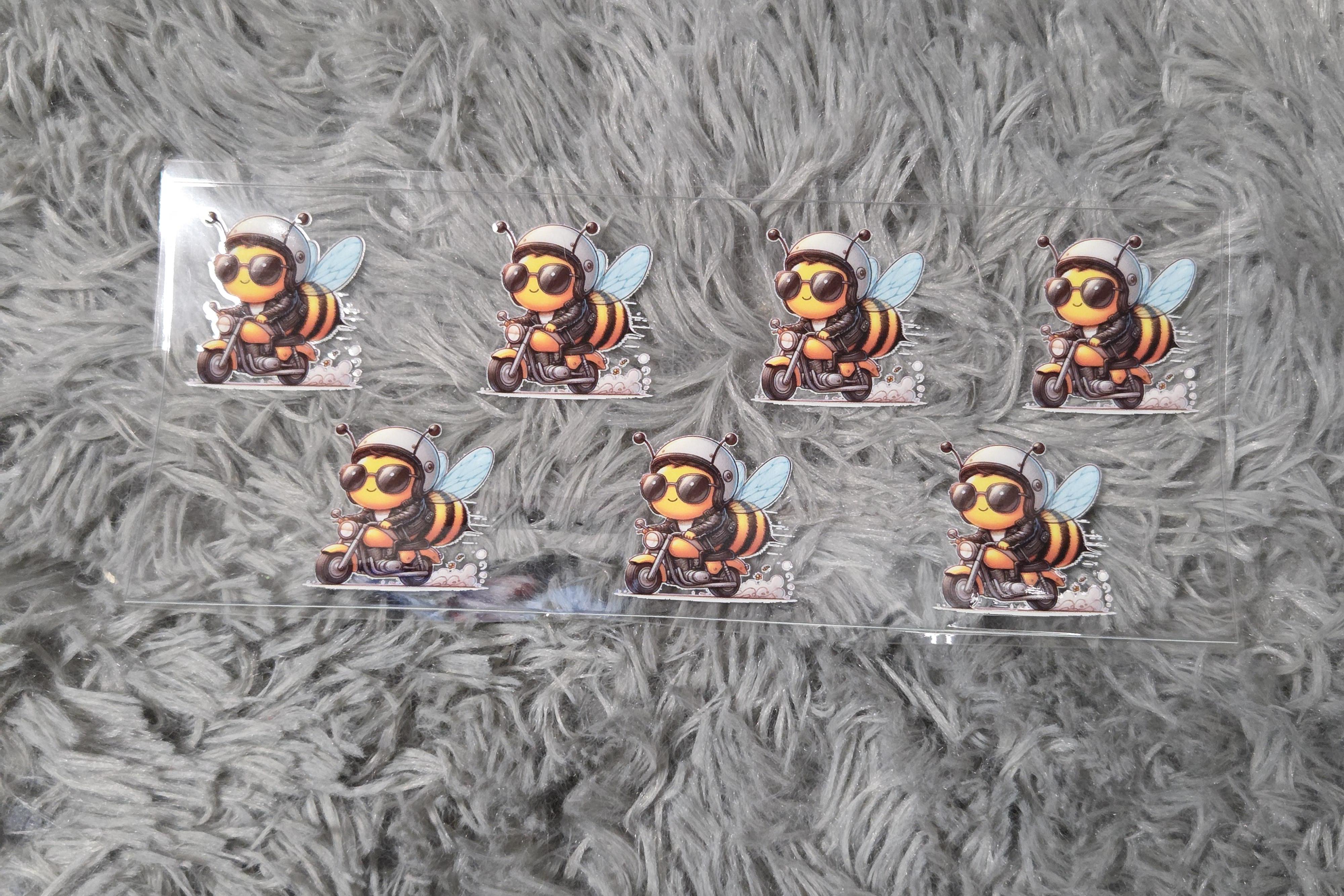 UV DTF samolepky - Včelka na motorce