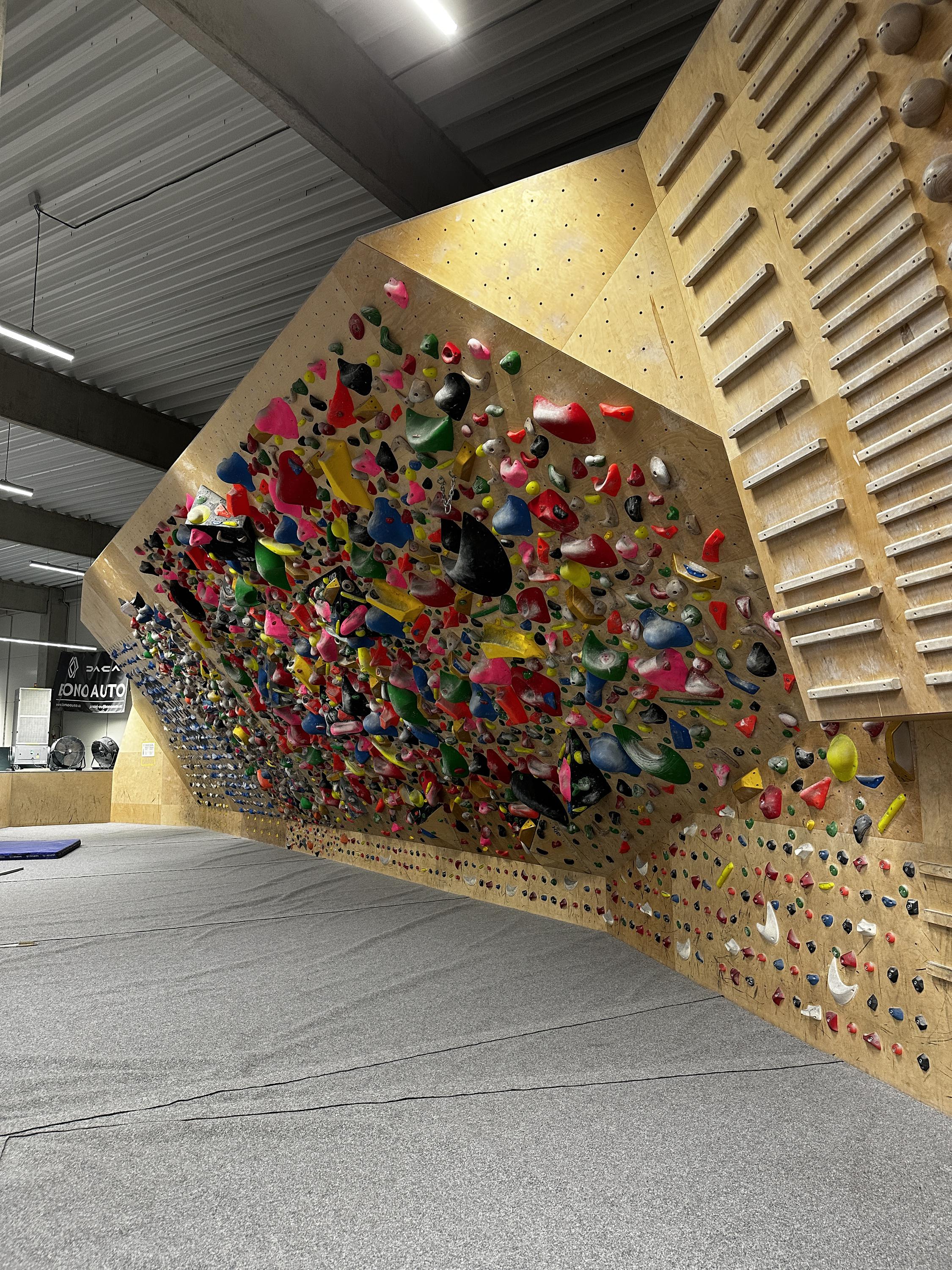 HANGAR climbing playground by Adam Ondra foto 3