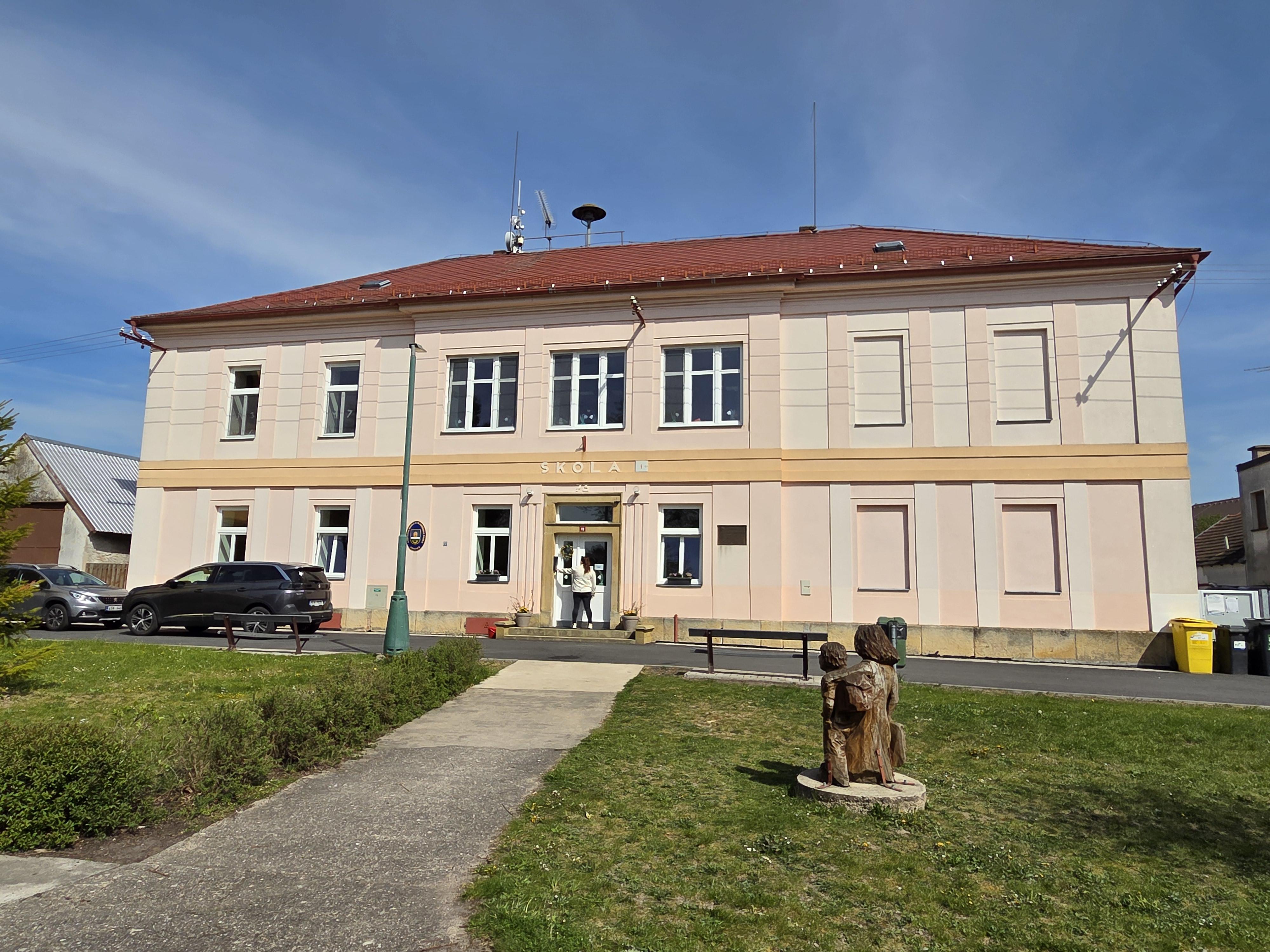 ZŠ a MŠ Lovčice, okres Hradec Králové foto 2
