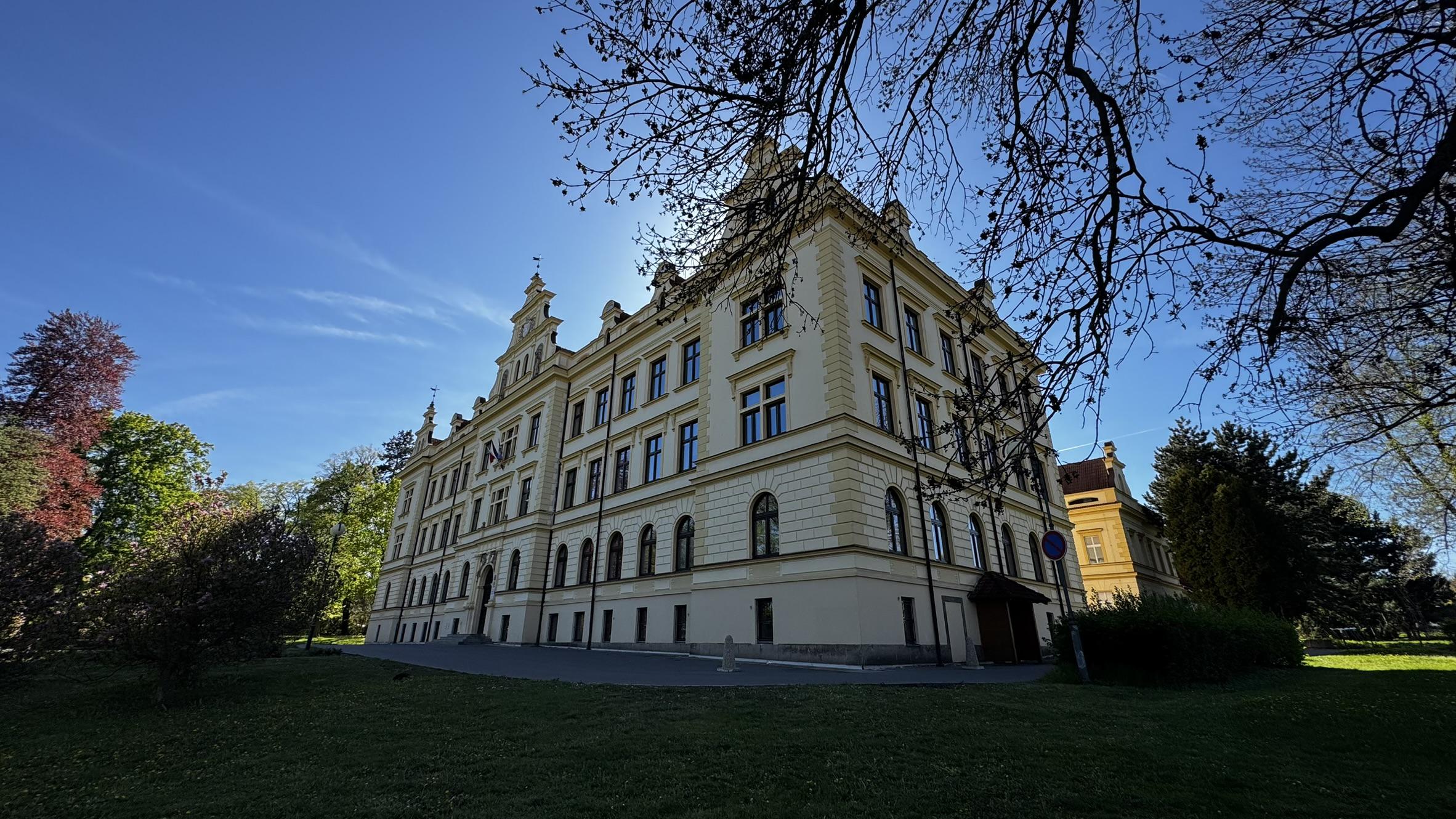 SOŠ a SOU obchodu a služeb Chrudim foto 2