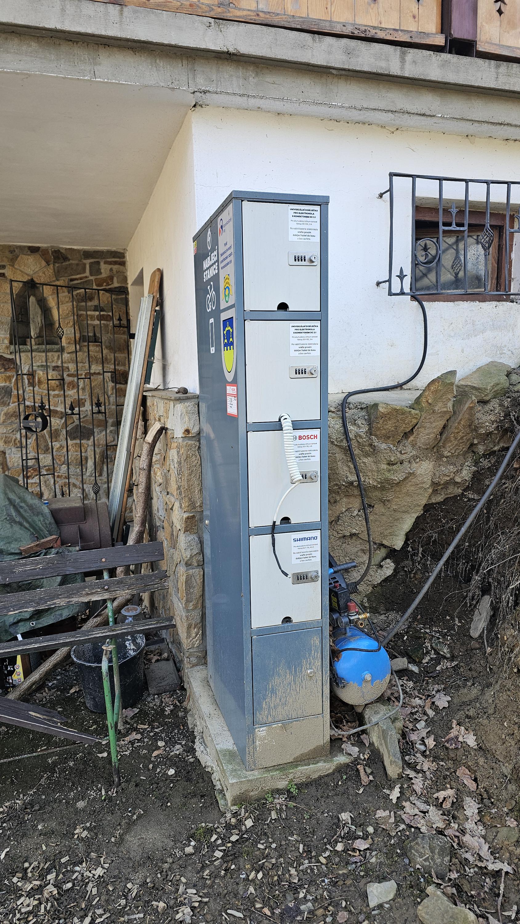 Nabíjecí stanice pro elektrokola a mobilní zařízení foto 2