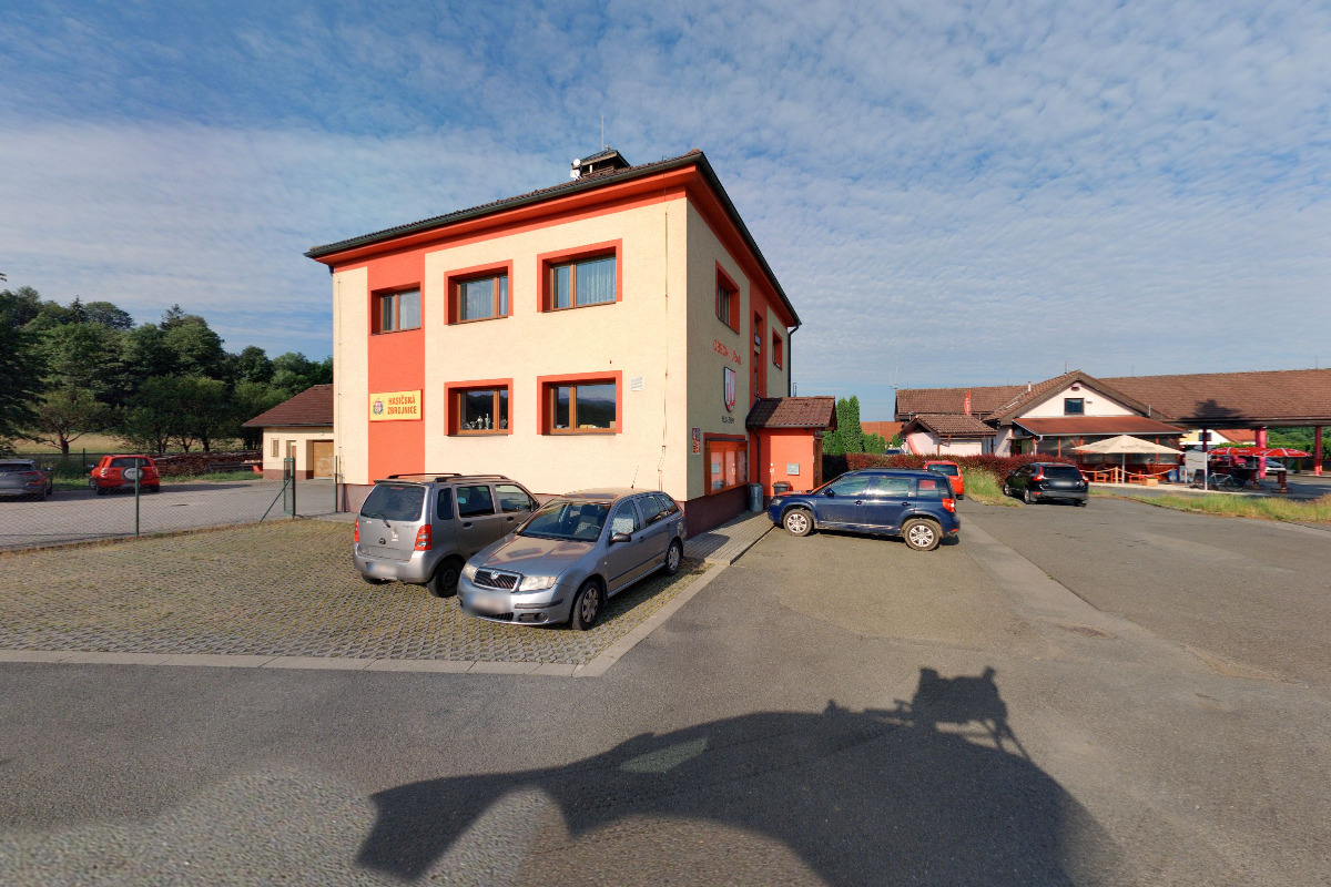 Huslenky - obecní úřad foto 2