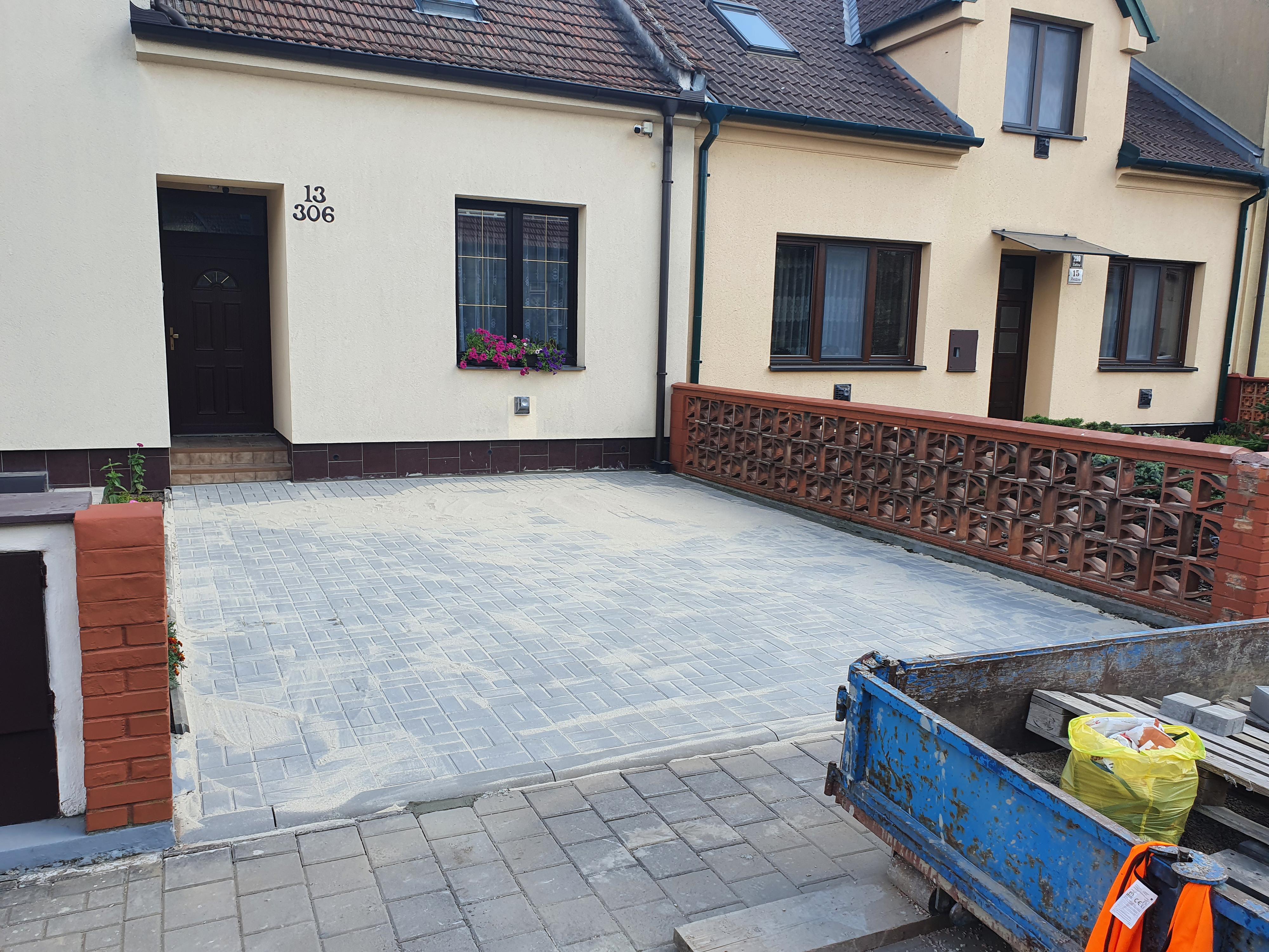 Oprava zámkové dlažby, Brno