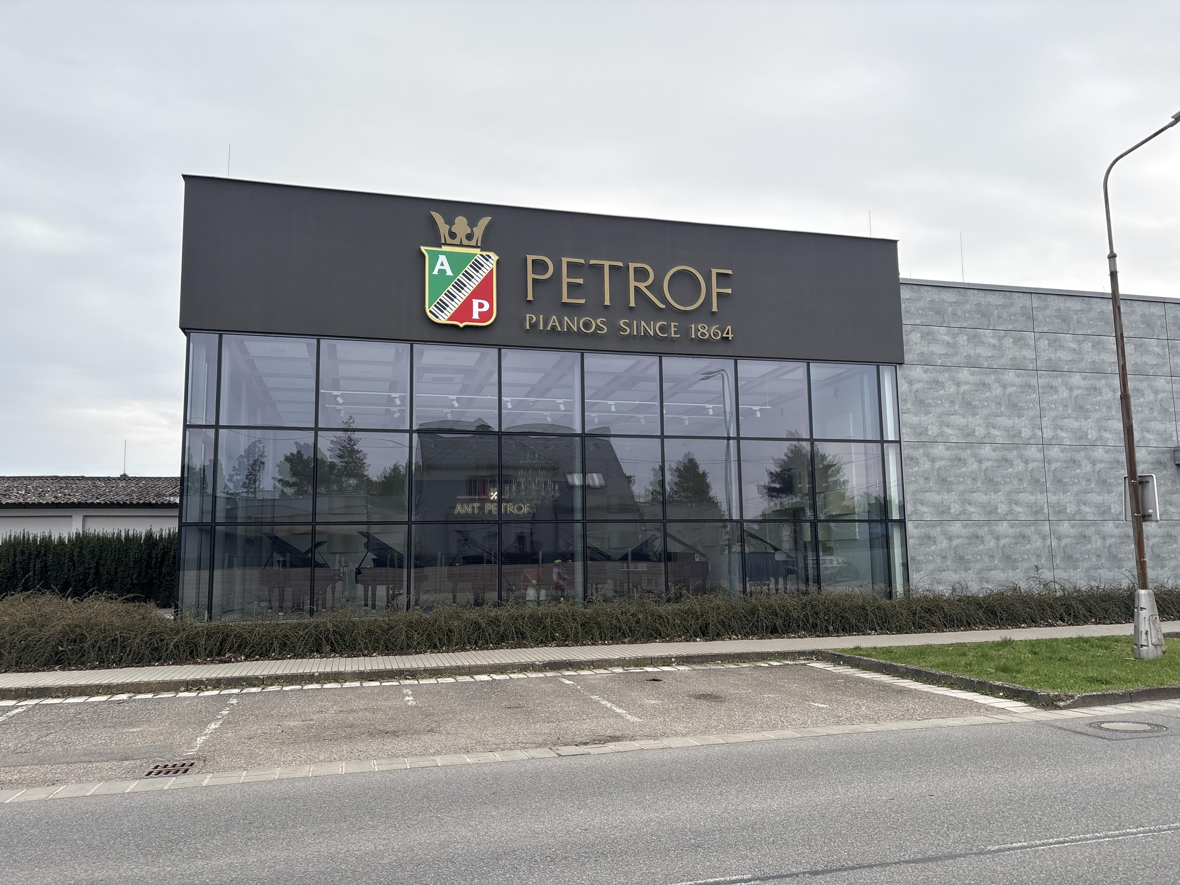 PETROF Gallery foto 6