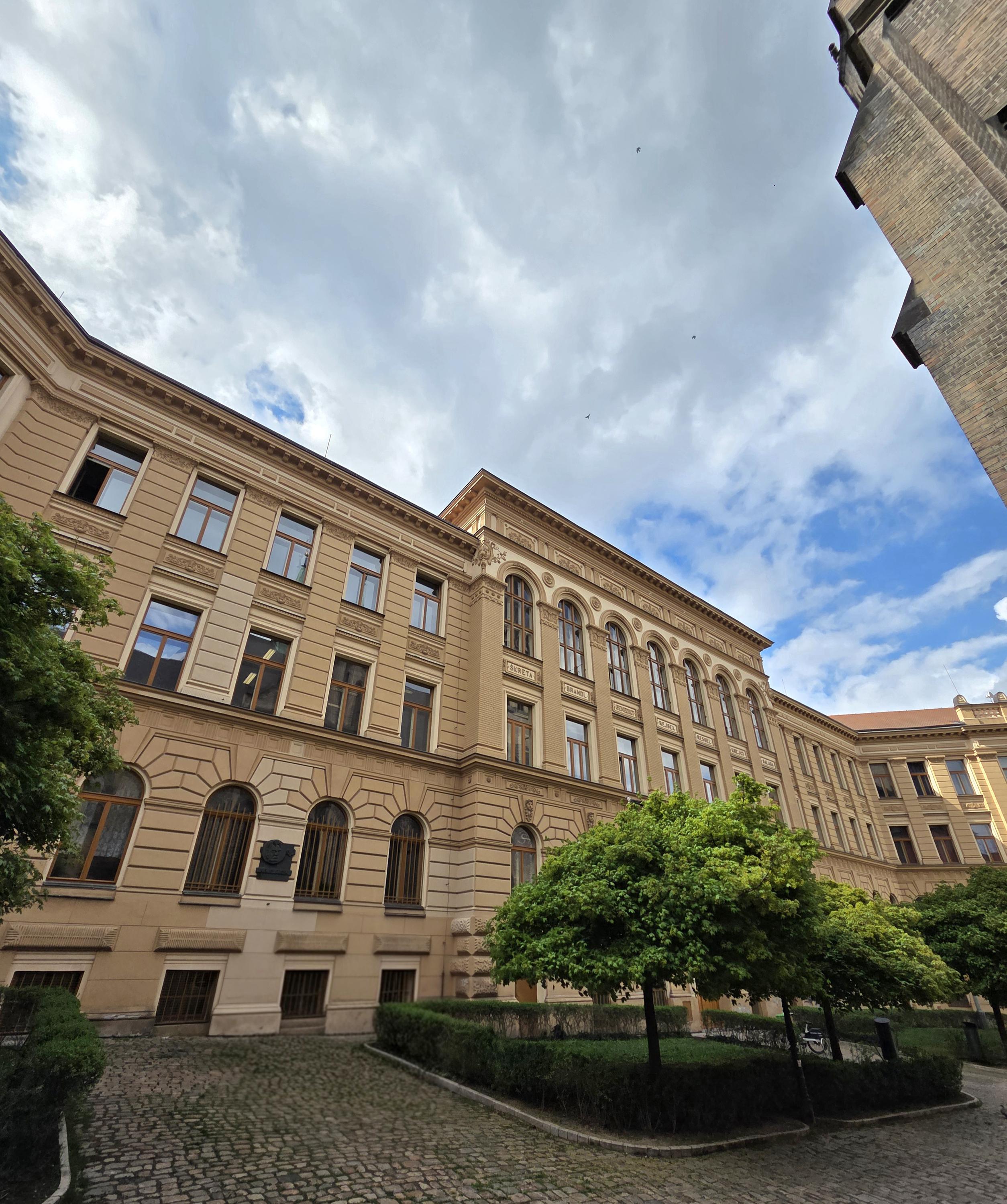 Gymnázium Karla Sladkovského Praha 3 foto 4