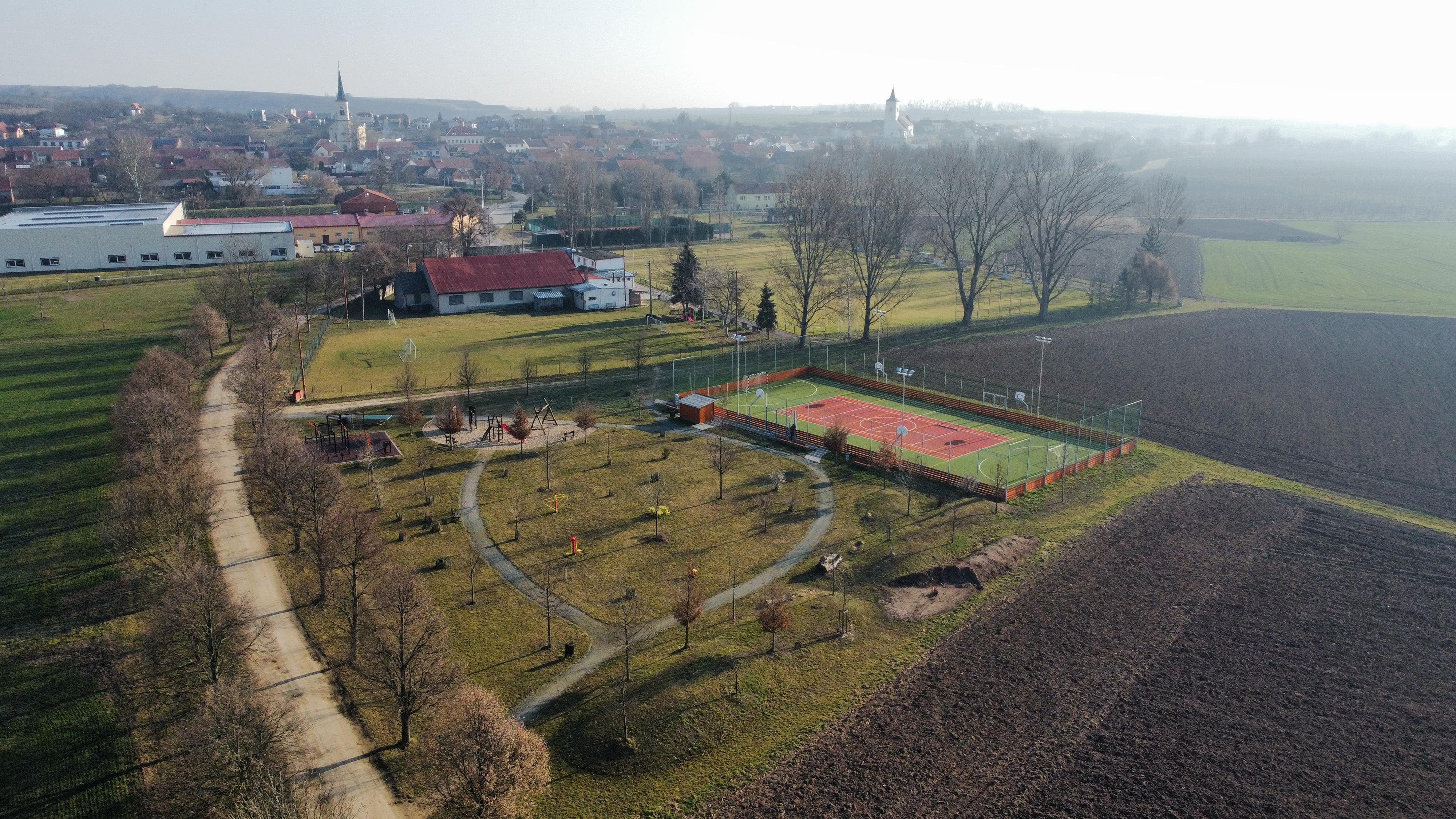 Obecní hřiště Nosislav foto 5