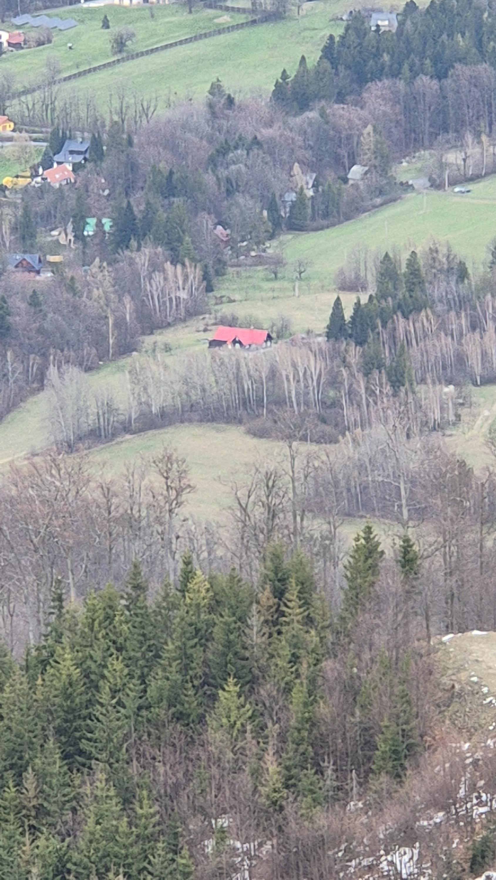 Chata s červenou střechou foto 3
