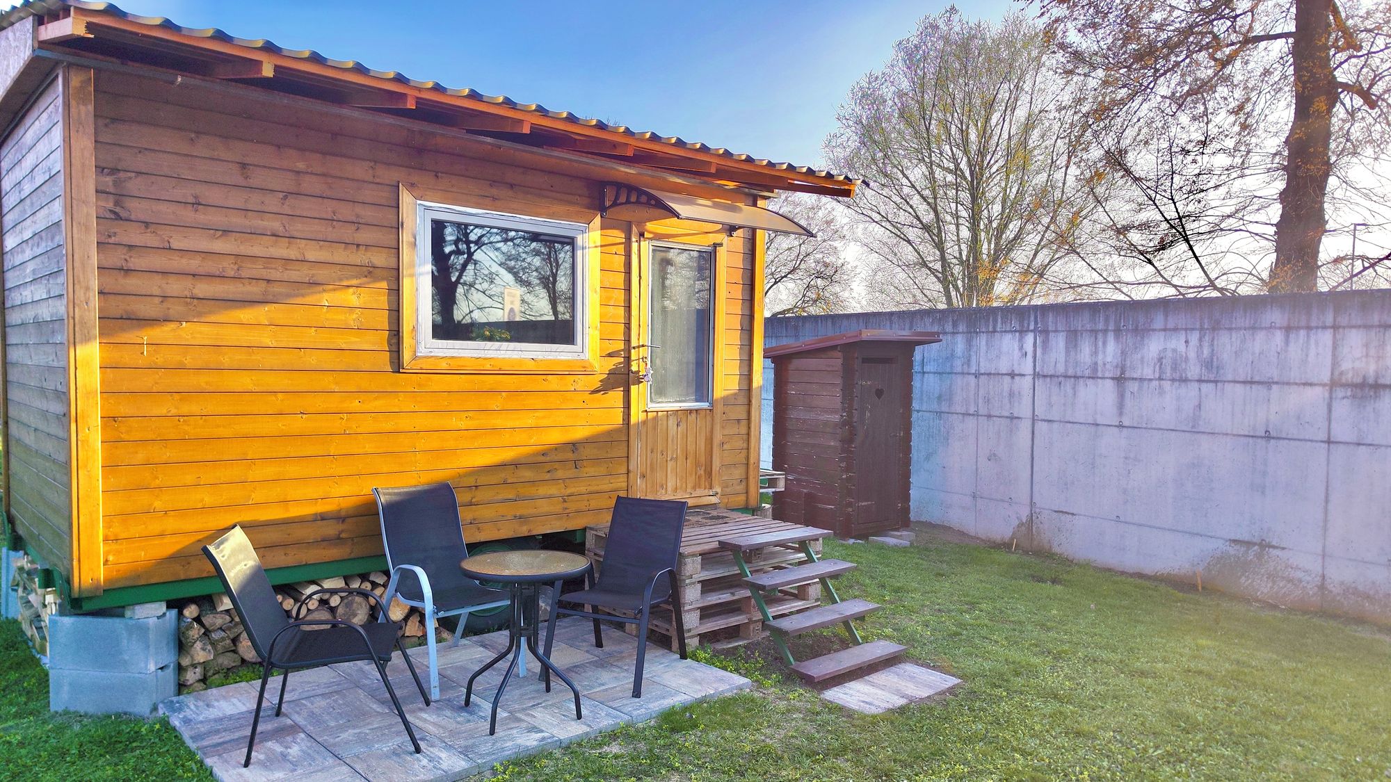 Tiny house by the river foto 2