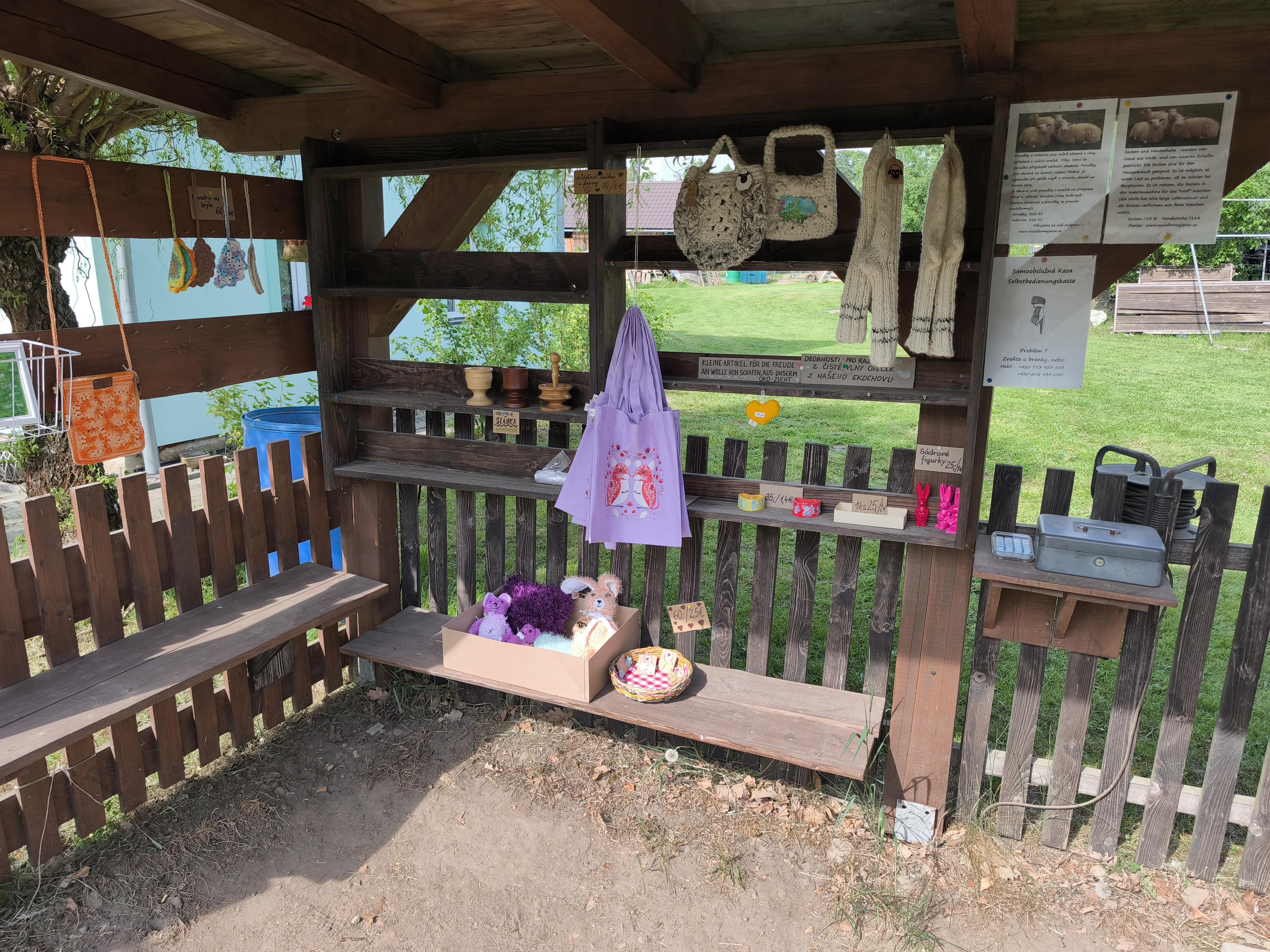 Malá farma Janov - samoobslužný stánek foto 5