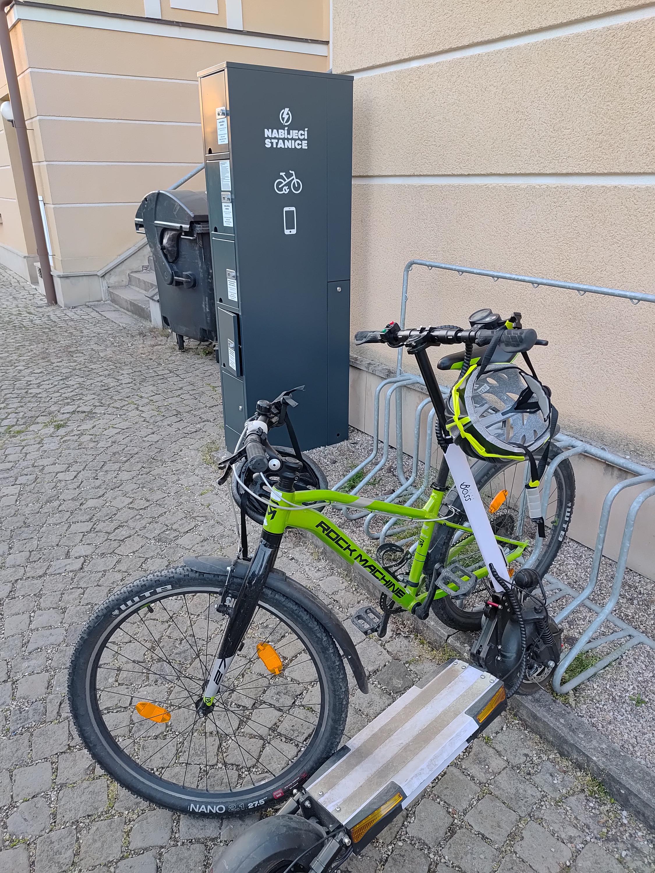 Nabíjecí stanice pro elektrokola a mobilní zařízení foto 4