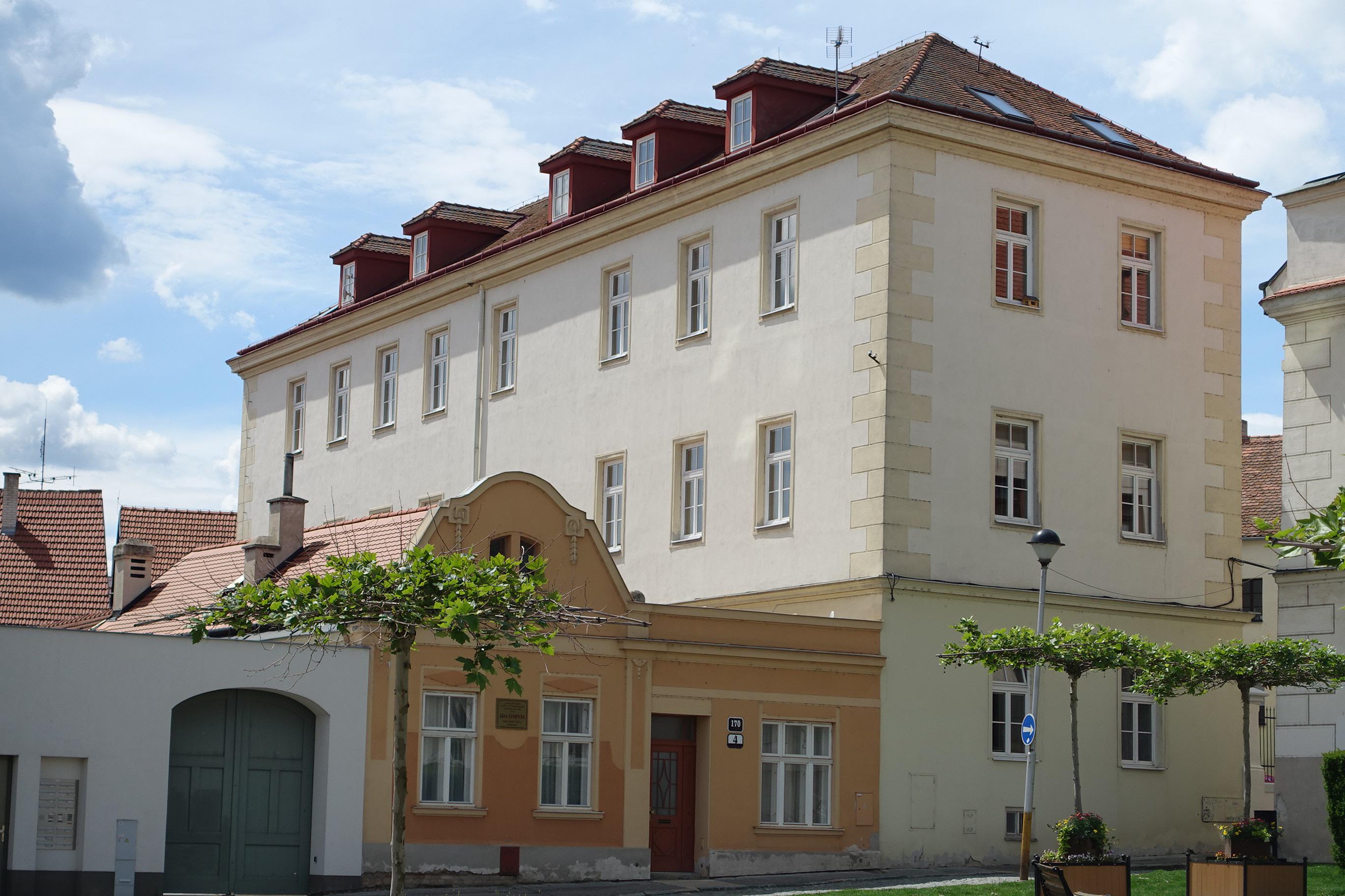 MŠ, ZŠ a Praktická škola Znojmo, Jezuitské náměstí foto 2