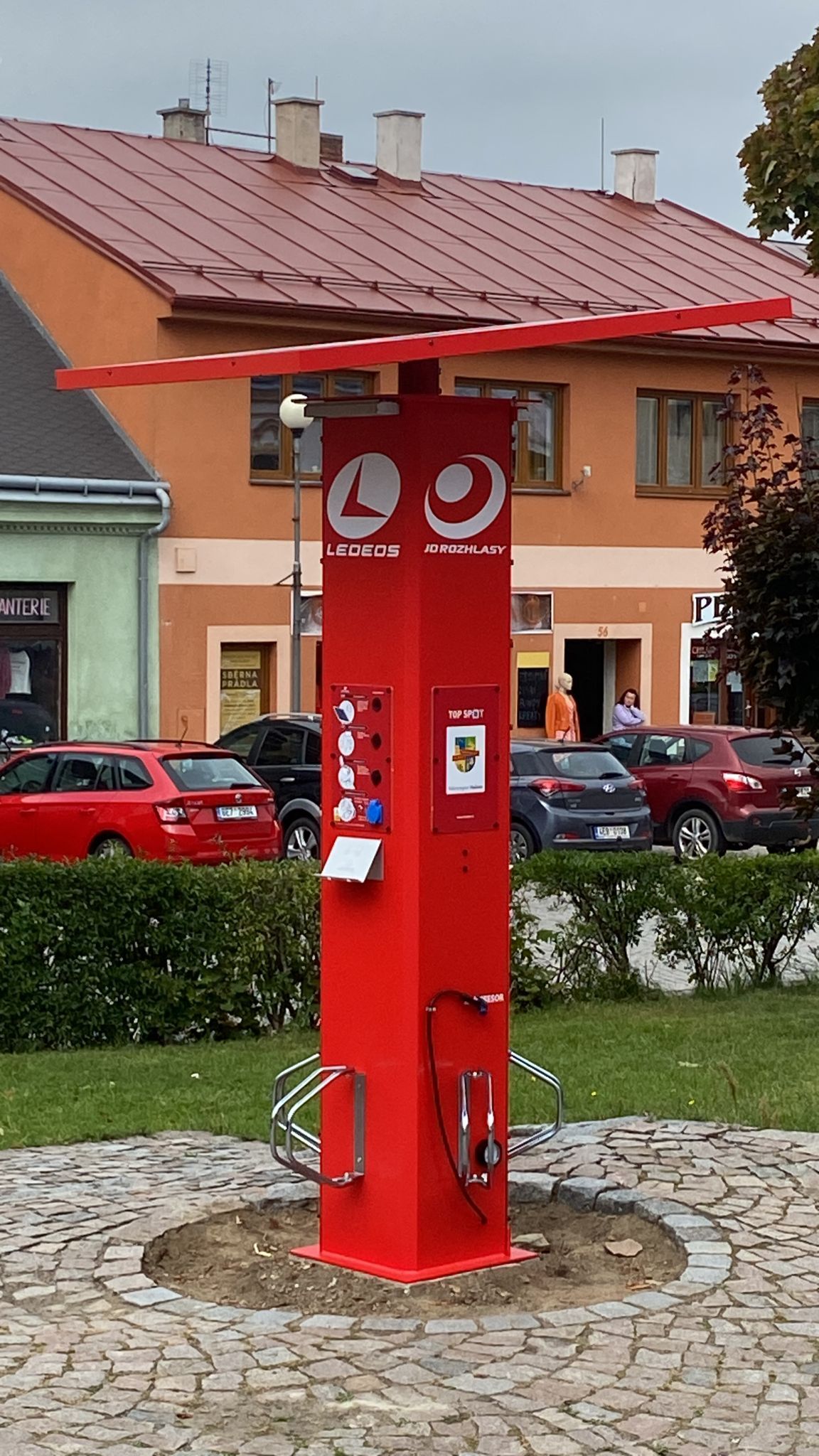 Multifunkční nabíjecí stanice TOP SPOT foto 1